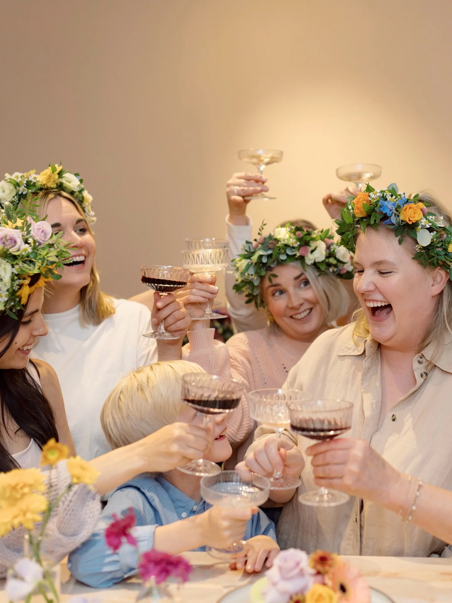 Etsitk&ouml; inspiroivaa ohjelmaa tyky-p&auml;iv&auml;&auml;n, juhliin tai polttareihin? Nyt on t&auml;ydellinen aika varata uuden sesongin kukkaty&ouml;paja!🌺

Studio Fr&ouml;n kukkapaja tarjoaa rennon ja luovan hetken kukkien parissa &ndash; aiemp