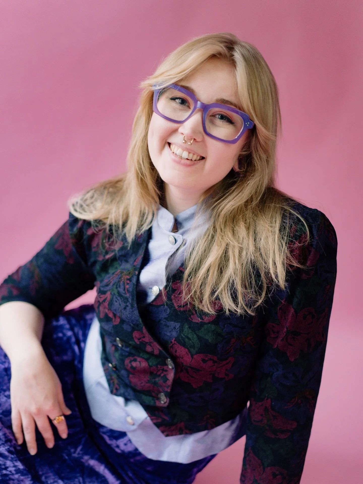 Tutustu meid&auml;n uuteen floristiin💚

Ronja aloitti meill&auml; freelancerina maaliskuussa, ja ollaan super innoissamme saadessamme h&auml;net mukaan Fr&ouml;n projekteihin!

Kysyimme Ronjalta muutaman kysymyksen &ndash; t&auml;ss&auml; h&auml;nen