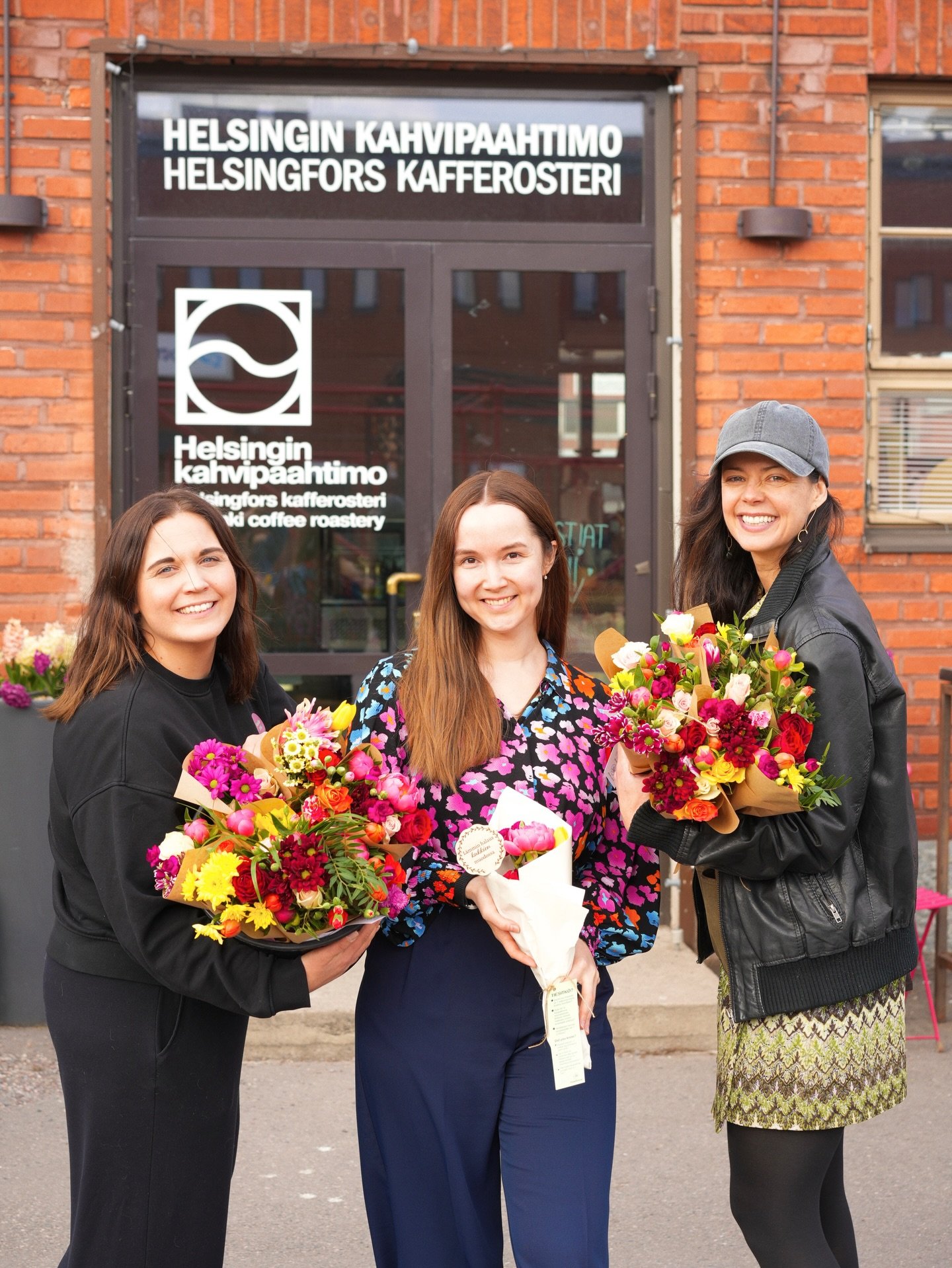 130+ bouquets for Earth Day, thank you for making this happen with us! 🌍🌷

All afternoon, people kept dropping in &mdash; creating bouquets, learning, chatting, and then heading out into the city to leave them for strangers to find.

On benches, bi