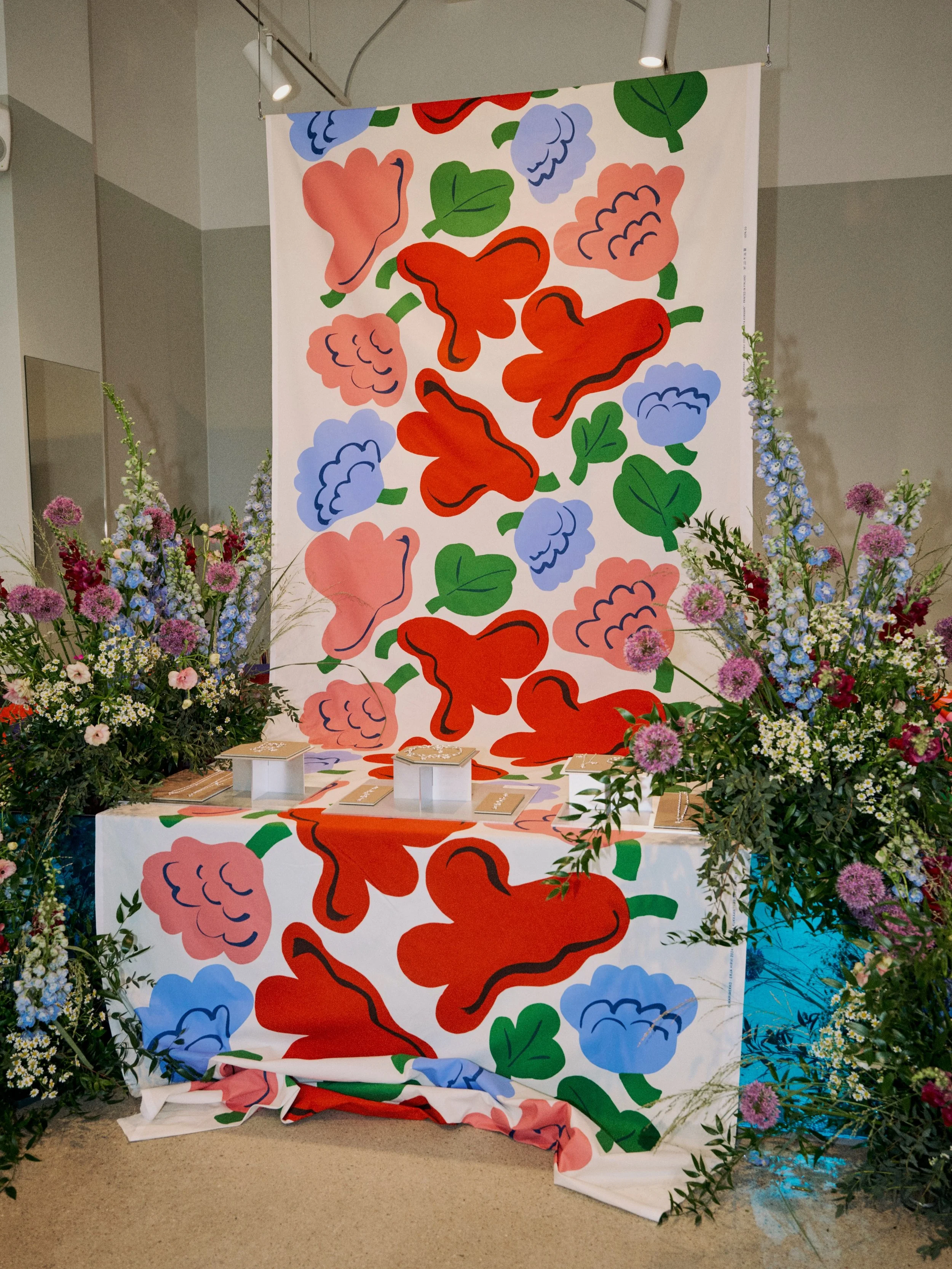 Kukkaniityn tunnelmaa keskelle kaupunkia🪻

Saimme toteuttaa kukitukset Kalevala Korun kutsuvierastilaisuuteen, jossa esiteltiin uusi Kalevala x Marimekko Garden Collection.

Garden Collectionin koruissa n&auml;kyv&auml; Marimekon ikoninen kukkakuosi