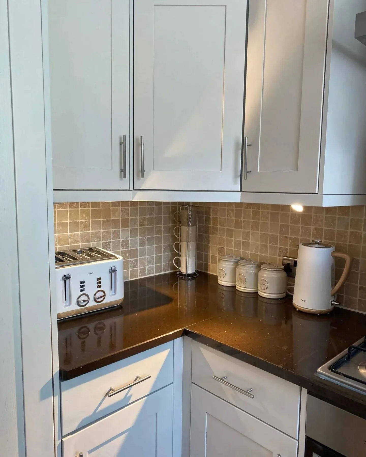 🌴Before and after, kitchen renovation #ral9001 
www.coloursolutionsupvcspraying.com
 #spray #painting #upvc #colour #homedecor #instagood #kitchendesign