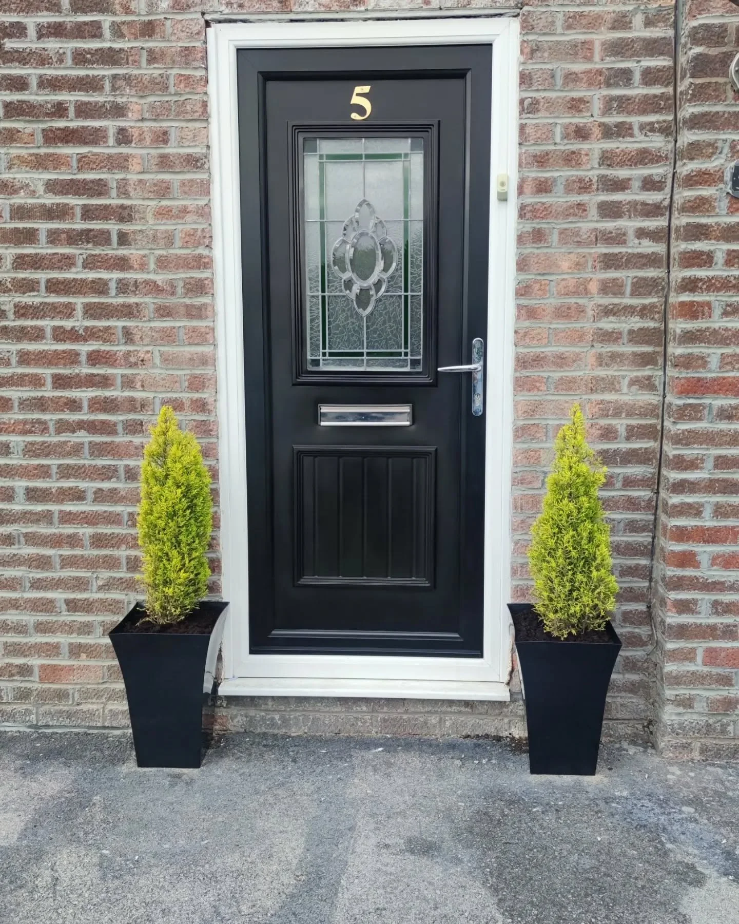 🚪 From aged white, to a fresh chic black (RAL 9005). We revitalised this weathered uPVC door, in Oldham, for a fraction of the cost of replacing it. 👍💸
www.coloursolutionsupvcspraying.com
🏘SEND US PHOTOS FOR A FREE QUOTE
#upvc #HomeDecor #Home