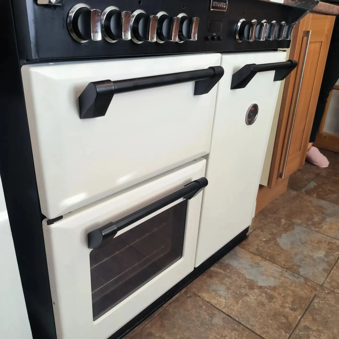 👨‍🎨 🔫 Here's an oven restoration we completed. We finished it in a satin traffic grey, RAL 9016. Super happy with the end result considering the condition they were in.
Check out the post on our website going into further detail about the pro
