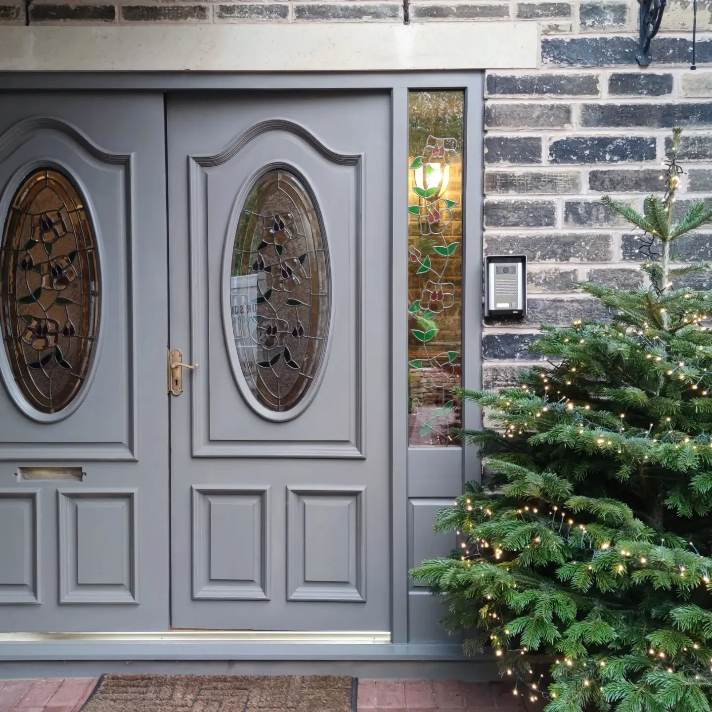 🛠️ Just finished a few minor repairs and a recolour of this lovely solid oak wood door in uppermill. Finishing colour - corse lawn. 
www.coloursolutionsupvcspraying.com
🏘SEND US PHOTOS FOR A FREE QUOTE
#upvc #HomeDecor #HomeImprovements  #Soluti