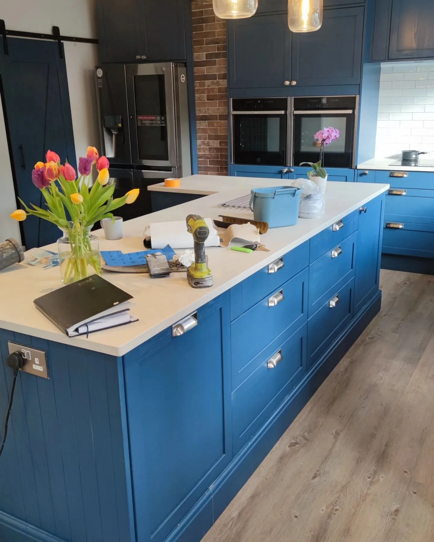 Back to finalise some finishing touches on this beautiful blue kitchen. 
We also coated the stable door 2 tone ... anthricite and pearl white.
#upvc #HomeDecor #HomeImprovements  #Solutions #upvccolourchange #colourupvcwindows #colouredwindows #col