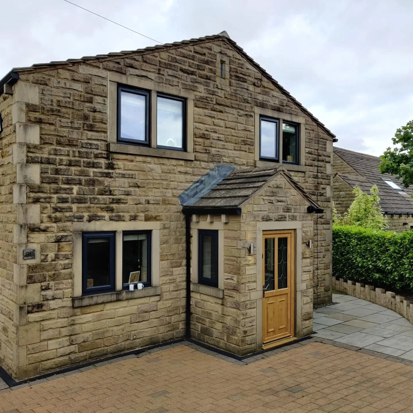 Changed these light brown windows to anthracite grey up near Huddersfield!
Give your home a new lease of life today and contact your only Colour Solution on 𝟬𝟭𝟲𝟭 𝟴𝟭𝟴 𝟵𝟯𝟰𝟳
Acrylic enamel coatings
Costs a LOT less than replacing your old u