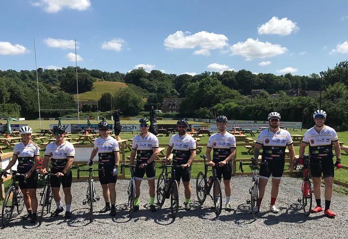 Here is most of the team yesterday sporting their new JOGLE top with all the day sponsors on! The team went out in the heat for a quick 30 miles followed by a few beers at @worfieldcc and then down to the EDG for the @britishandirishlions 🏏🦁🏉🍻