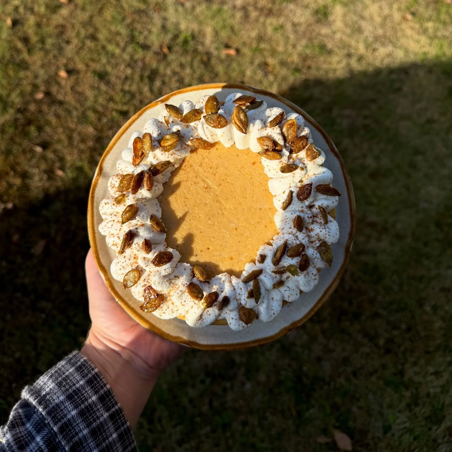 A reminder that these lil guys (or big guys) are up for Thanksgiving preorder! Back to my roots for a little bit with a pumpkin cheesecake + ginger snap crust + stabilized whipped cream + roasted maple sea salt pepitas ❣️ link to order is in the link