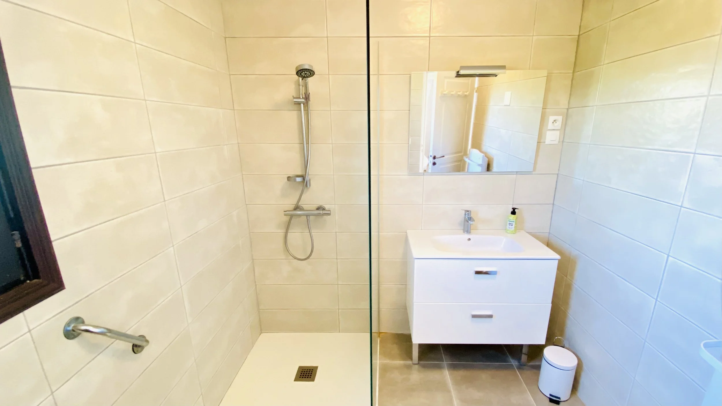 Modern bathroom with walk-in shower and vanity sink at Villa Magali Arles in Provence