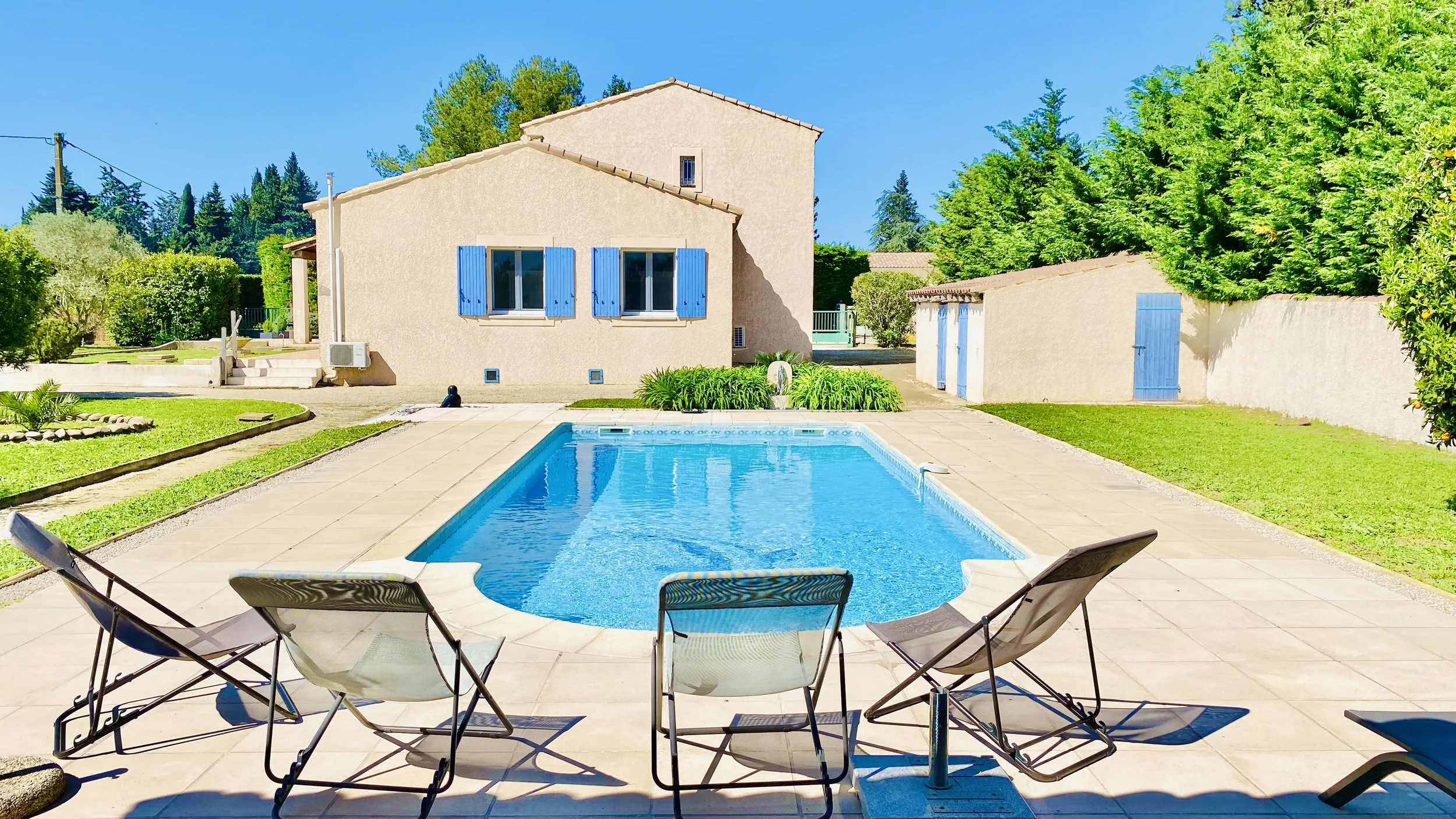Private swimming pool with sun loungers at Villa Magali Arles in Arles Provence