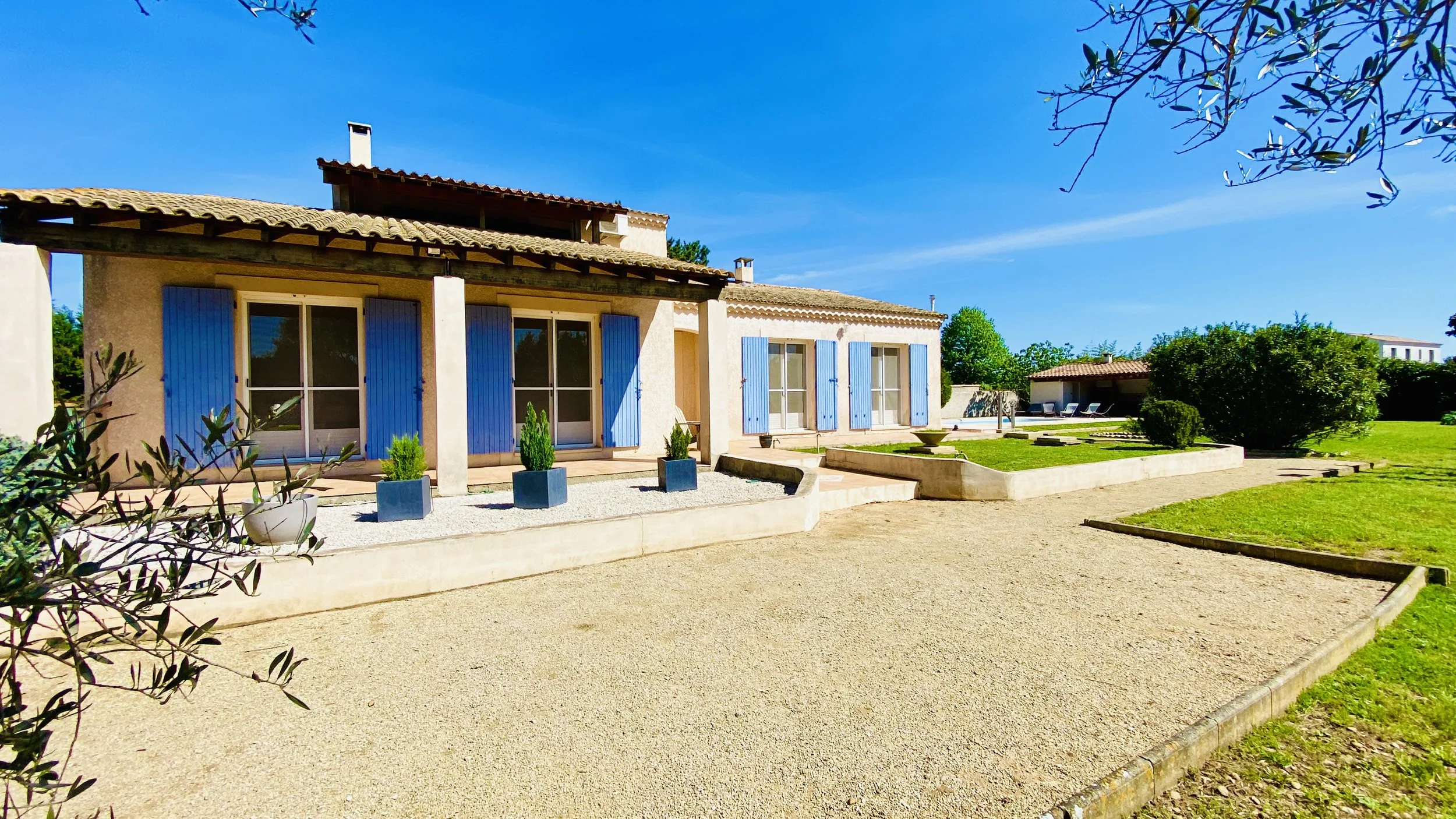 Front exterior of Villa Magali Arles Provence vacation villa