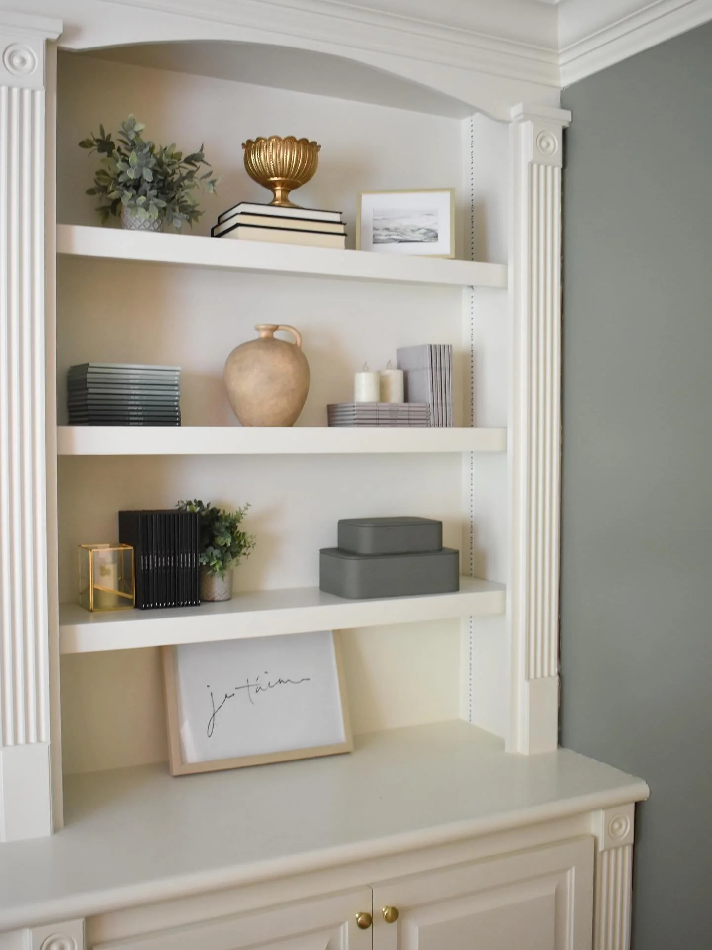 Hope y&rsquo;all are having a great holiday weekend!! Can&rsquo;t quite believe tomorrow is September&hellip;where has the summer gone? 🥹 

Sharing another fav room of the house, styling shelves is one of my favorite things to do. Andddd If you are 