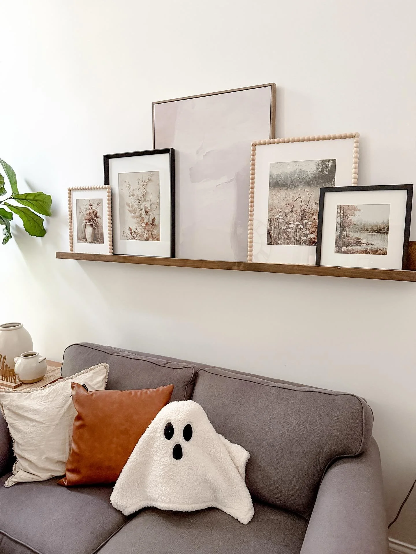 I’m so glad I live in a world where there are Octobers 🫶🏼
Rounding up all my fall decor moments…what a whirlwind. How is October almost over??? …Christmas incoming!! 
Fall decor. Shelf Styling. Fall Florals. Neutral Style. 
h