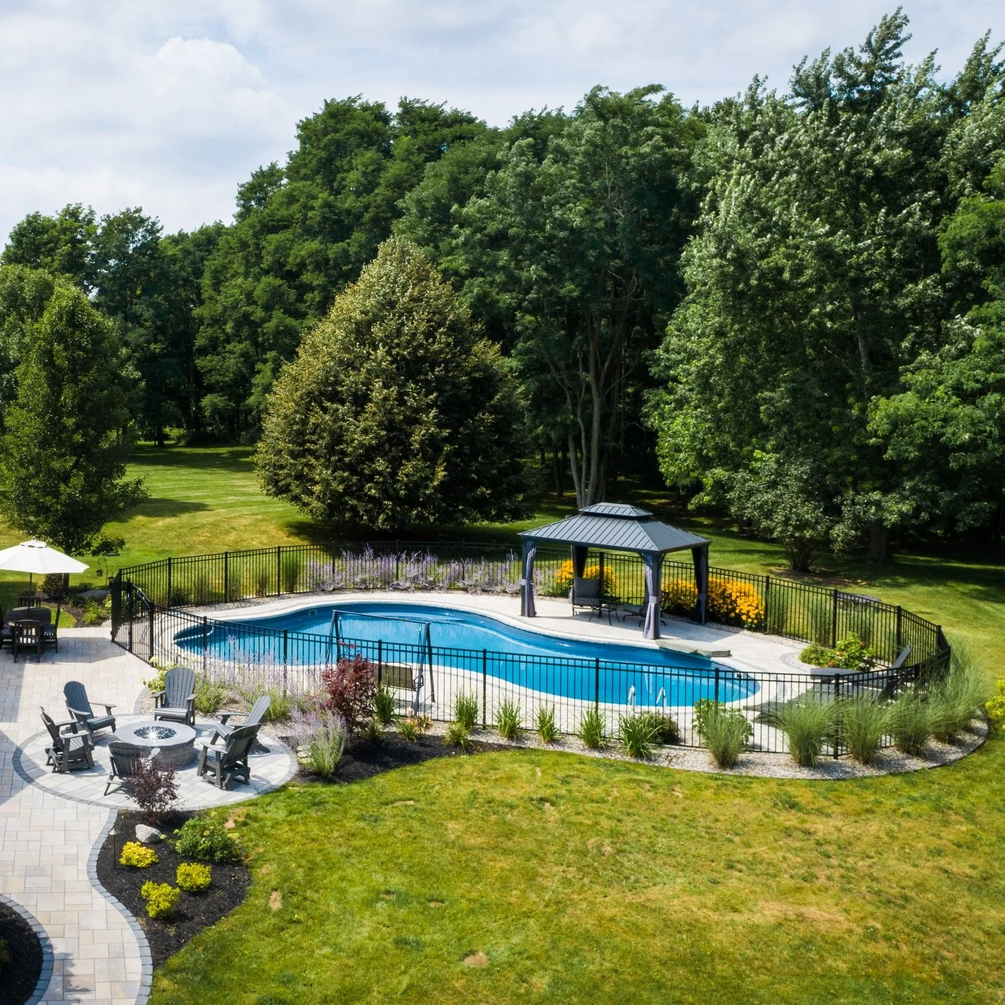 The right planting design can transform the overall ambiance of your pool area 🌿

In this project, the homeowner desired a space that felt naturally secluded, not exposed to the surrounding views. We created layers of privacy planting around the poo
