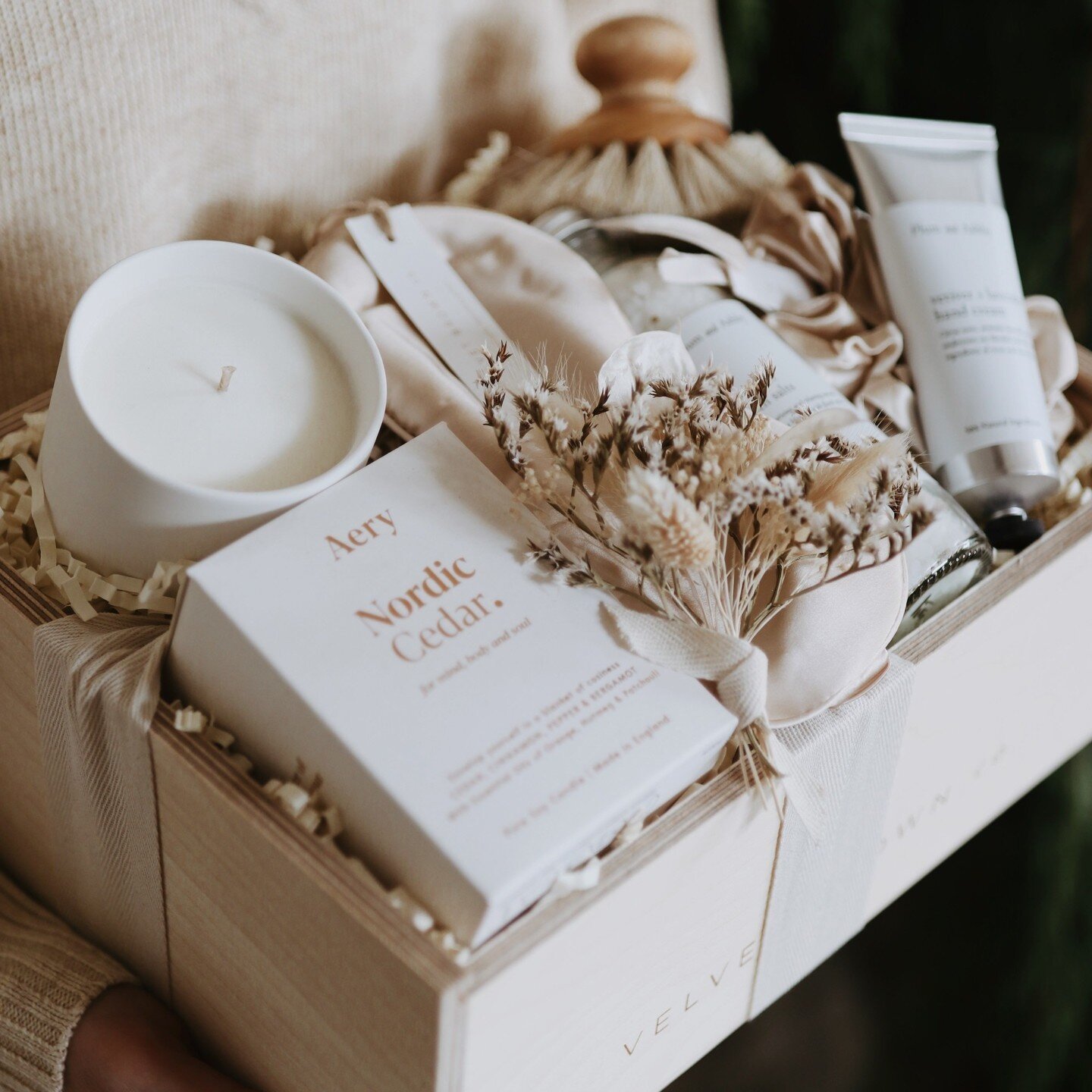 The ultimate box of relaxation. 

Don&rsquo;t forget we are still offering 15% off our gift boxes with COUNTDOWN15 
.
.
.
📸 @t.hendersonphotography
#velvetbrowncogifts #christmasgift #christmasgiftideas #giftboxes #giftboxuk #giftboxesuk #giftboxcus