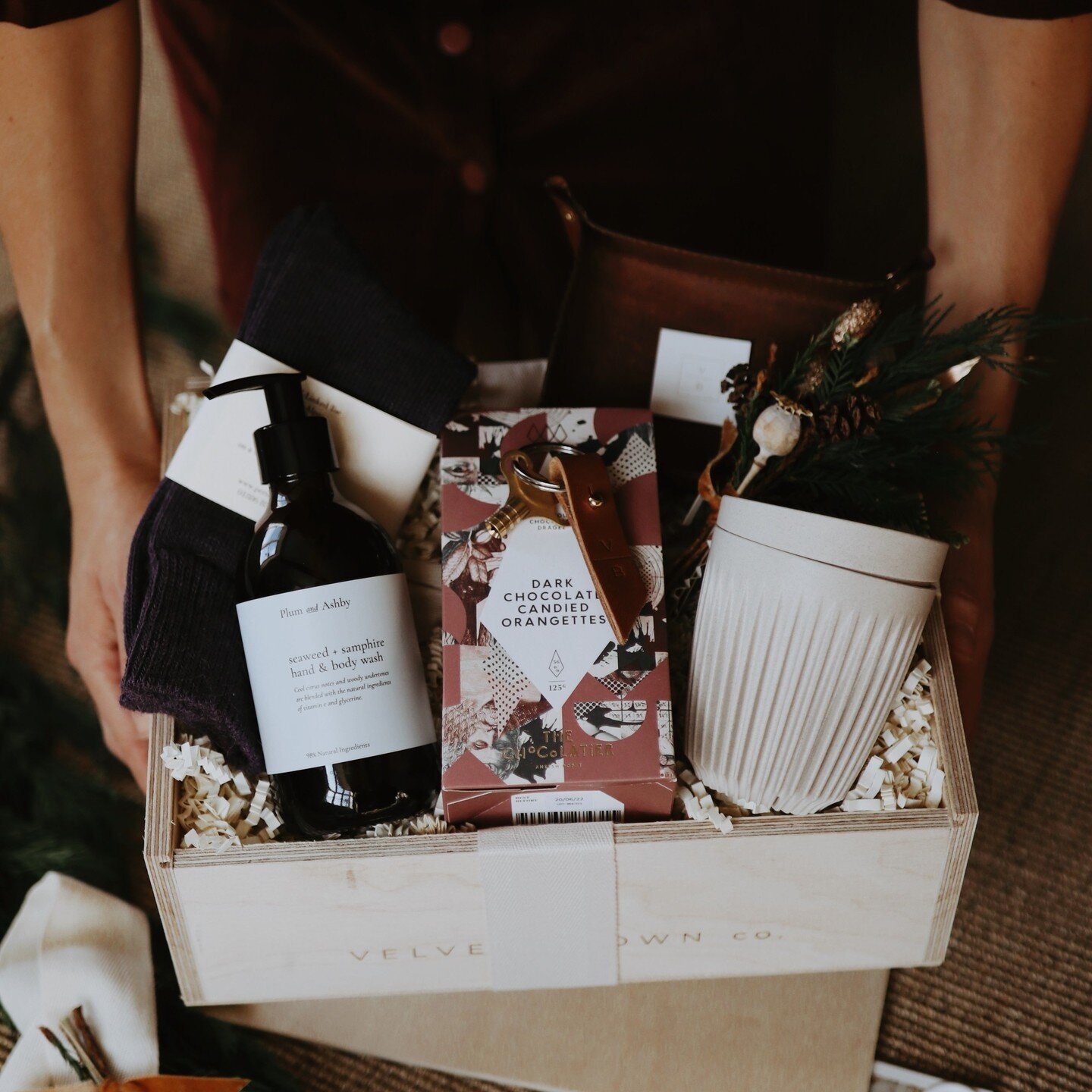 Last minute gifts for him - including:
* @plumandashby - Seaweed and Samphire Body Wash
* @williamshandmade - Leather Catch Tray
* @huskeecup - reusable Coffee Cup

Various combinations available in our
Big Box I Small Box I or gift Bag
.
.
.
📸 @t.h