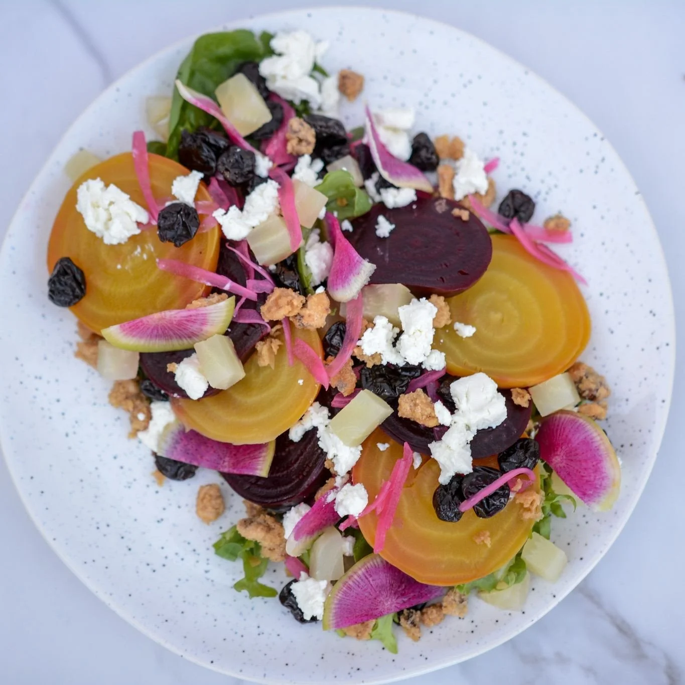 Bringing the warmth &amp; vibrant colours of this season to your plate! 🧡⁠
⁠
Beet &amp; goat cheese salad with dried cherries &amp; candied pecans ⁠
⁠
This delicious salad is loaded with mixed greens, beets, maple pecans, shaved vegetables, pickled 