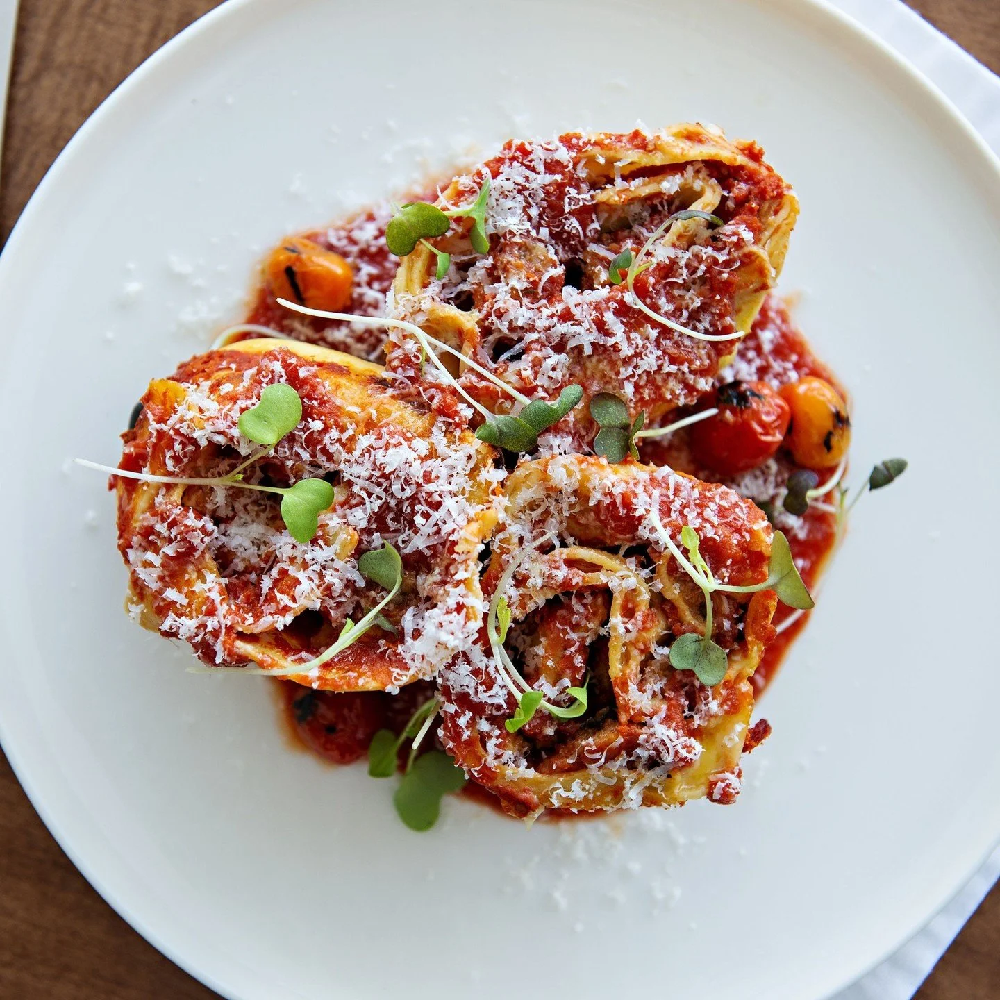 A Vegetarian Dream: Mushroom, Leak &amp; Ricotta Rotolo 🍅⁠
⁠
These delicious Rotolo are filled with roasted mushrooms, caramelized leeks, whipped spinach ricotta &amp; b&eacute;chamel sauce. Rolled up, sliced, topped with tomato sauce &amp; mozzarel