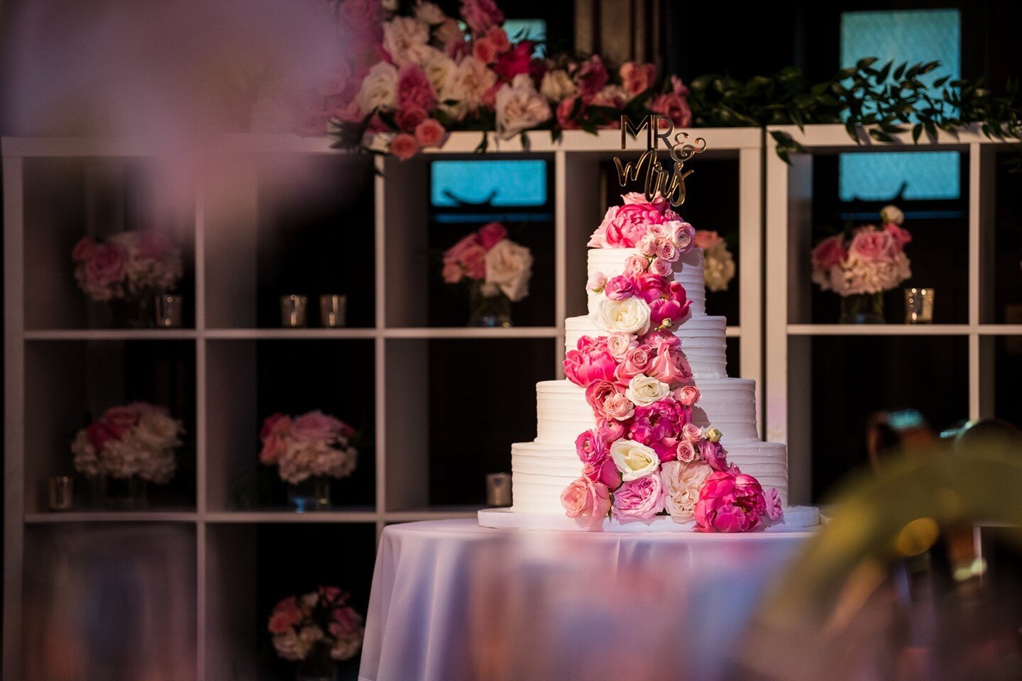 Order yourself a blank canvas cake and let your florist do the rest! ⁠
⁠
⁠
Venue @vibianaevents @redbirdla ⁠
Photo @linandjirsa ⁠
Cinema @encorstudio ⁠
Florals @lifetimewedding ⁠
Wedding Gown @bertabridal ⁠
Beauty @kellyzhangstudio ⁠
Cake @portosbake