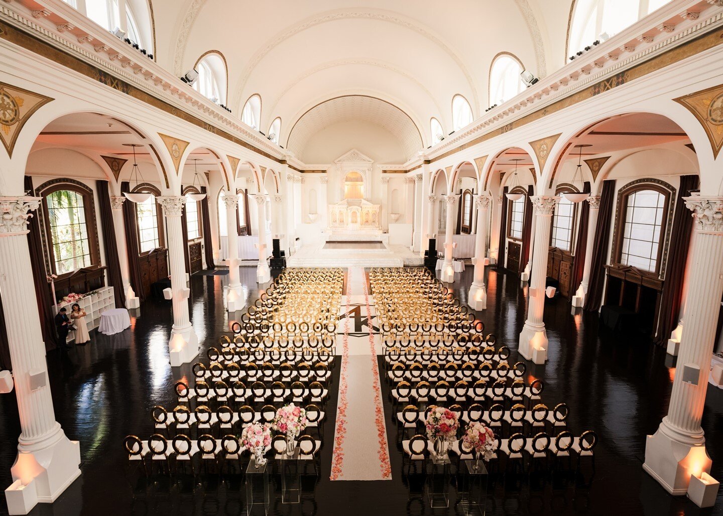 I can stare at this venue all day long and come up with so many fun designs!  Love this blank canvas and high ceilings!⁠
⁠
⁠
Venue @vibianaevents @redbirdla ⁠
Photo @linandjirsa ⁠
Cinema @encorstudio ⁠
Florals @lifetimewedding ⁠
Wedding Gown @bertabr