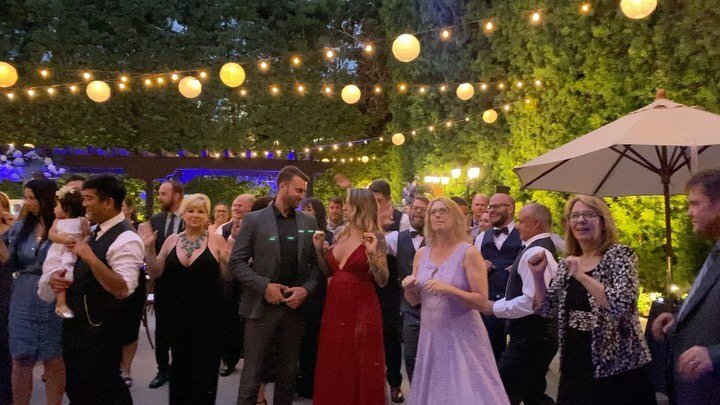 There&rsquo;s always creative ways of starting the dance but this one makes the books! 🐔 💃🏻 🕺 was a hit 🎉

Creative Partners
Planner @lizzylizevents
Band #fivefootrabbitband
Cake + Desserts @kellyssweettreats
Catering @24carrotscatering
DJ @djke