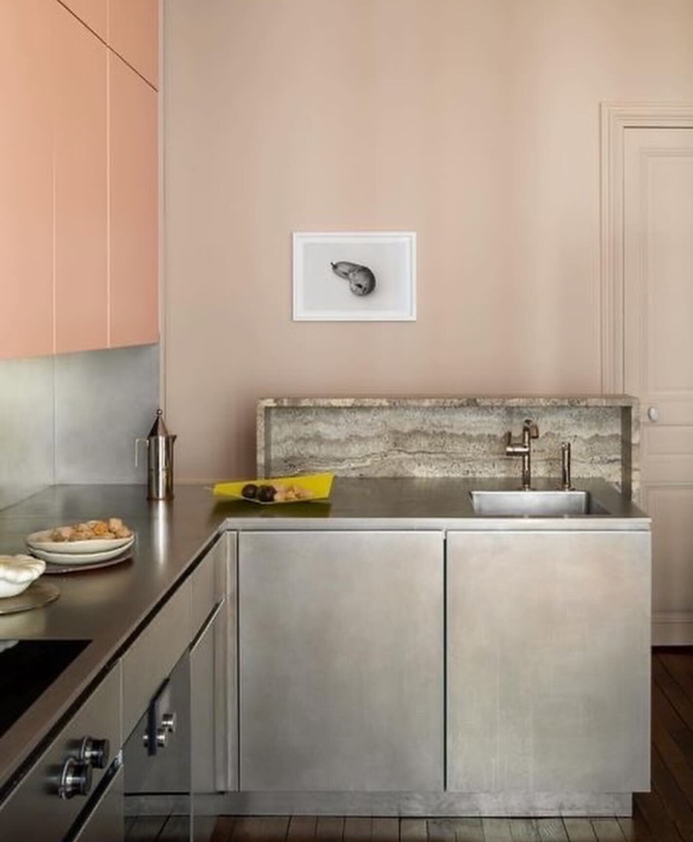 MARBLE DASH &bull; the selection of a marble lower backsplash is the perfect visual contrast to the pink color larger surfaces and the clean aesthetic of the stainless steel counter. Just enough to make it interesting.
Design by @rodolpheparente 
Pho