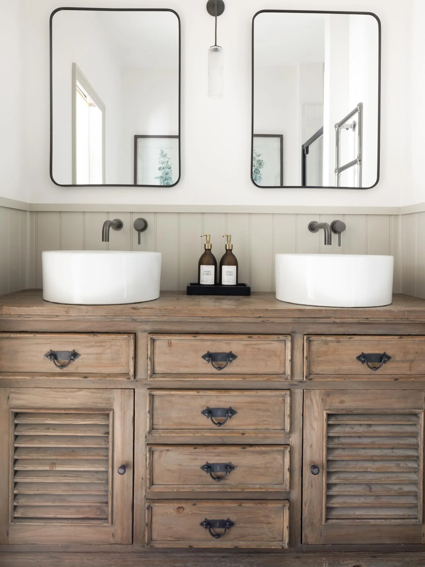 Modern farmhouse vibe. Because not all farmhouses want to be chintzy. 

Swipe to see this Before. 

Shere Madness is a boutique interior design studio. We specialise in timeless interiors with a twist; making the ordinary extraordinary. 

It starts w