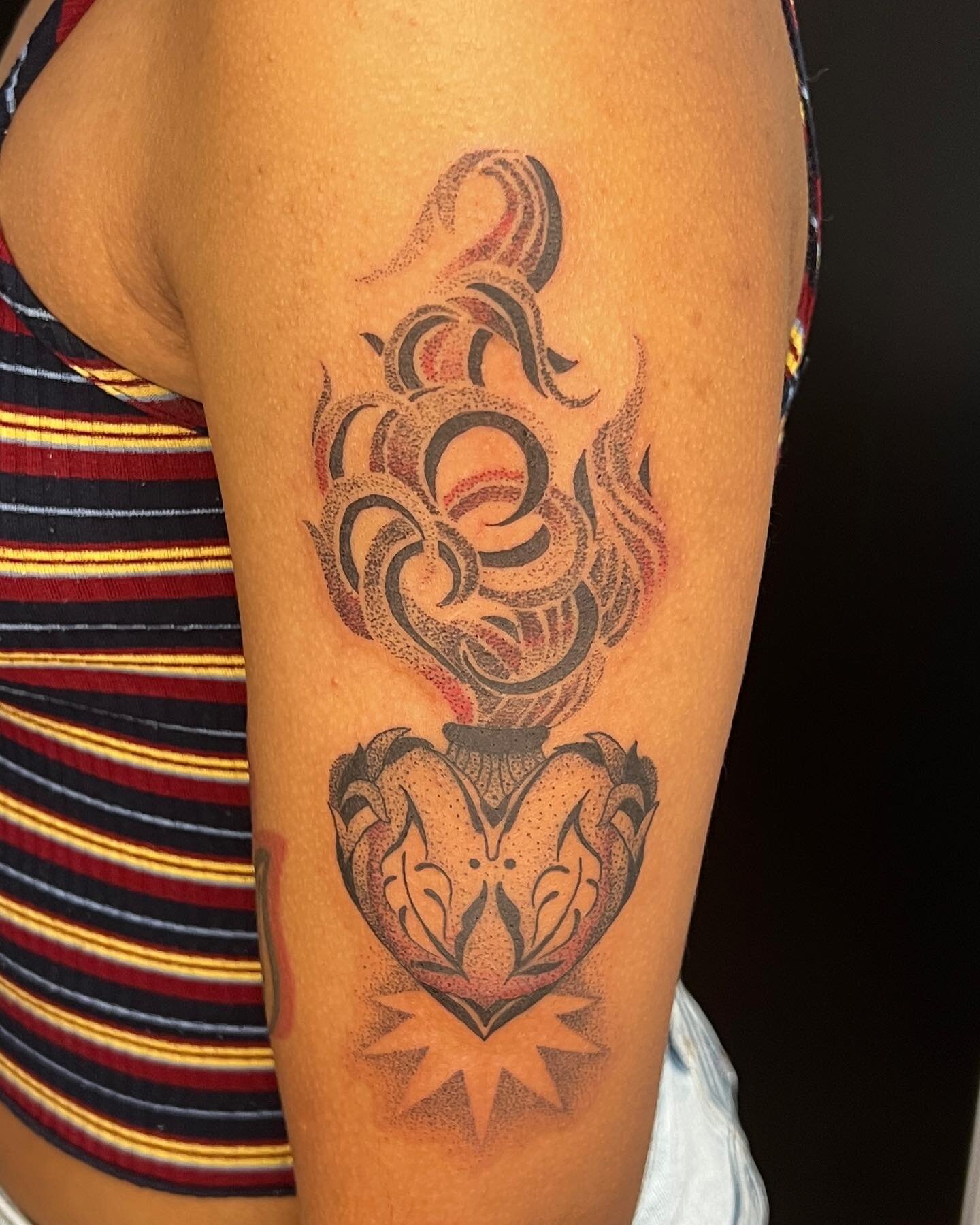 &hearts;️ S A C R E D 🔥

A couple sacred hearts from this week - thanks Alana and Grace!

#dotworktattoo #qttr #newenglandtattoonetwork #massachusettstattooartist #bostontattooartist #queertattooartist #sacredhearttattoo