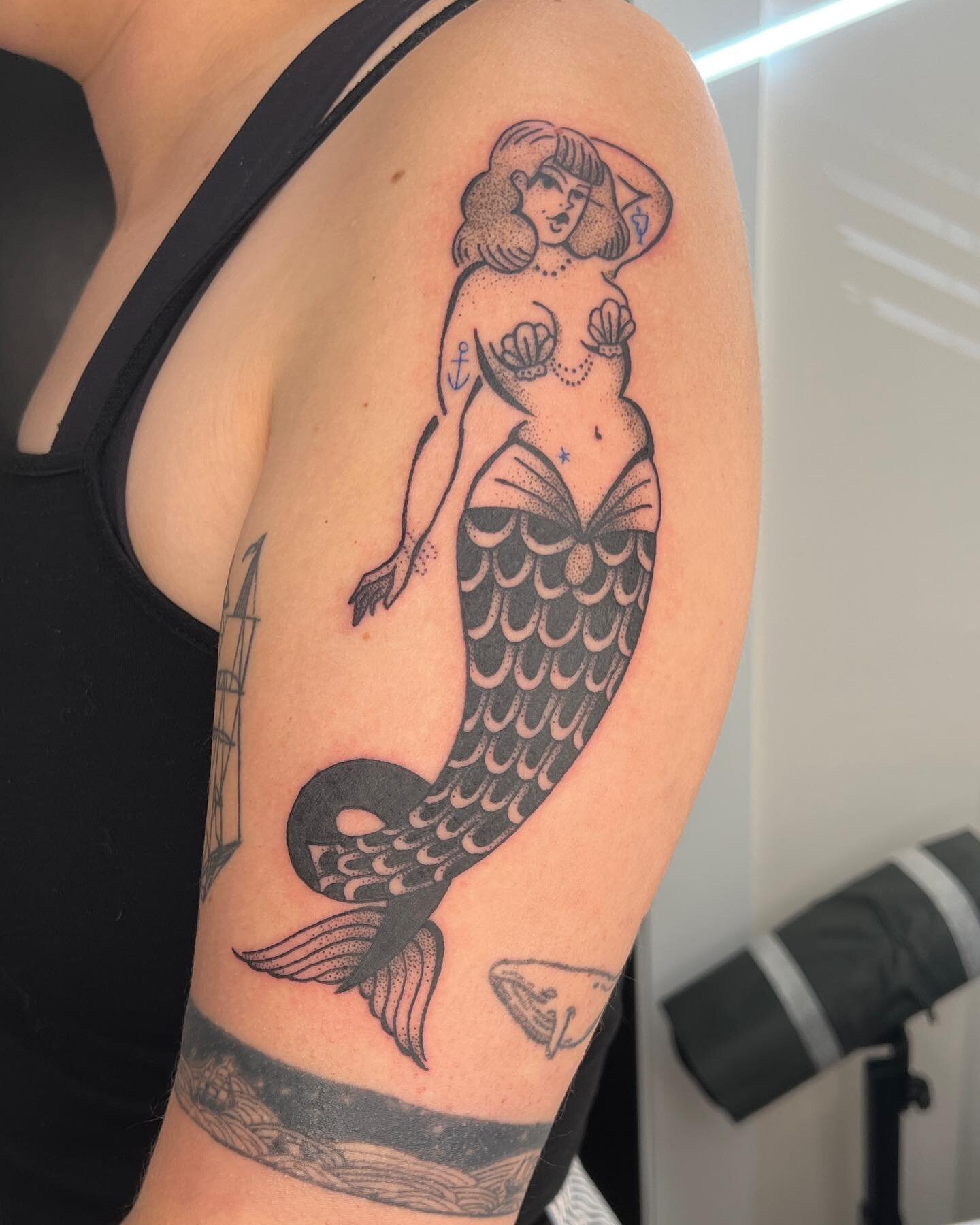 Loved doing this pinup mermaid for Hannah! Always down for mermaids 🧜&zwj;♀️

@luckysnoho #qttr #queertattooartist #bostontattooartist #newenglandtattoonetwork #massachusettstattooartist #pinuptattoo #dotworktattoo #boldtattoos #blackworktattoo #mer