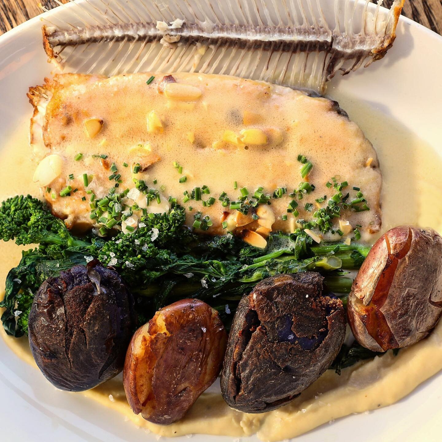 A unique flavor beloved by seafood-lovers and known to convert seafood-haters&hellip; 

📸 Dover Sole Meuniere: almonds, brown butter, parsnip crema, broccolini, fingerlings 

#bostonfoodies #bostonfood #bostoneats #bostonreataurants #boston #backbay