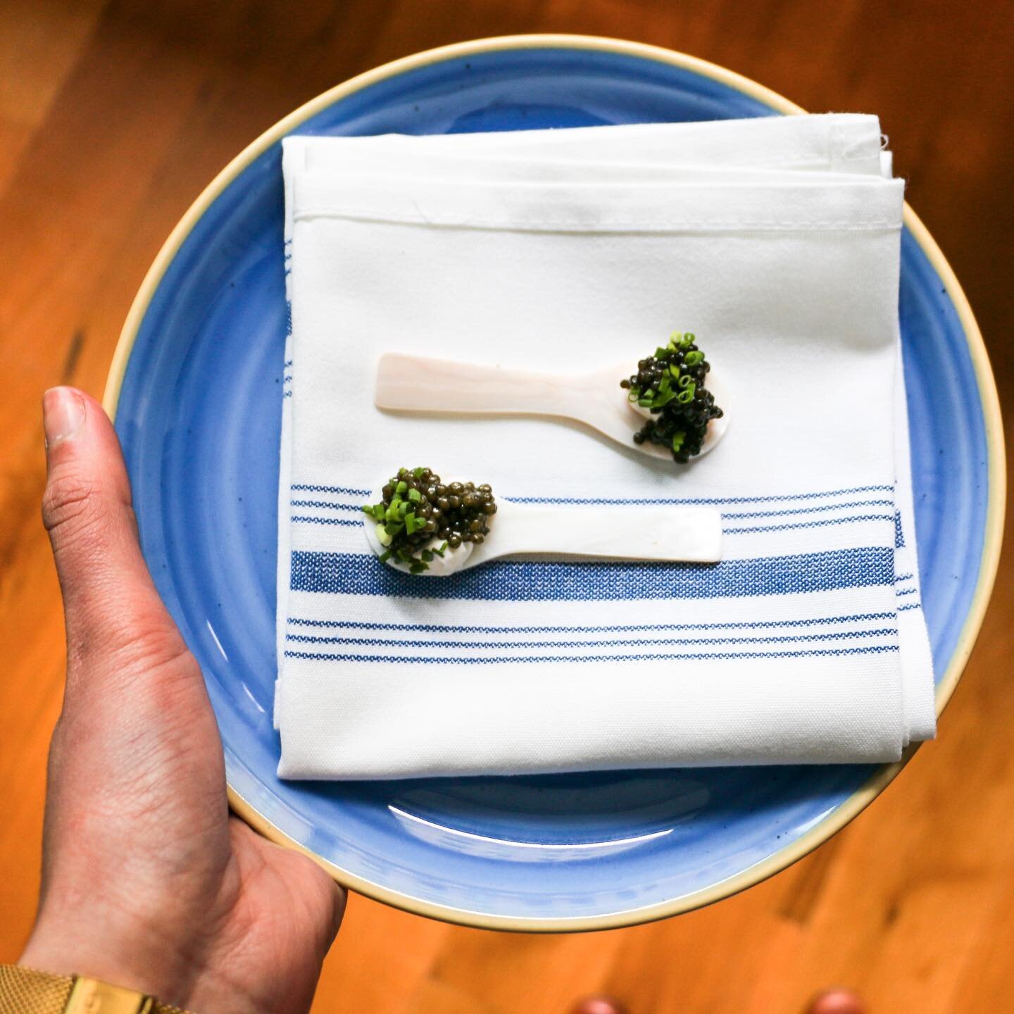 Start your weekend off with a taste of The Banks Ossetra Caviar 🥄 

Caviar Spoon: The Banks Ossetra, cr&egrave;me fra&icirc;che, chives 

#bostonfoodies #bostonfood #bostoneats #bostonreataurants #boston #backbay #seafood #bostonseafood #appetizers 