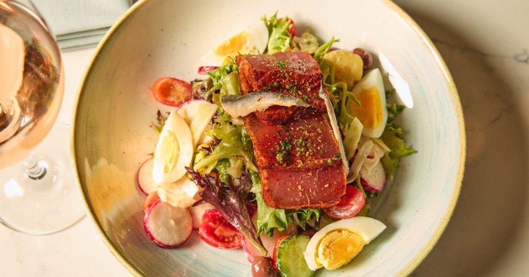 Lunch is served: Tuna Ni&ccedil;oise Salad with white anchovy, egg, potatoes, haricots verts, &amp; tomatoes.

📷 @briansamuelsphotography