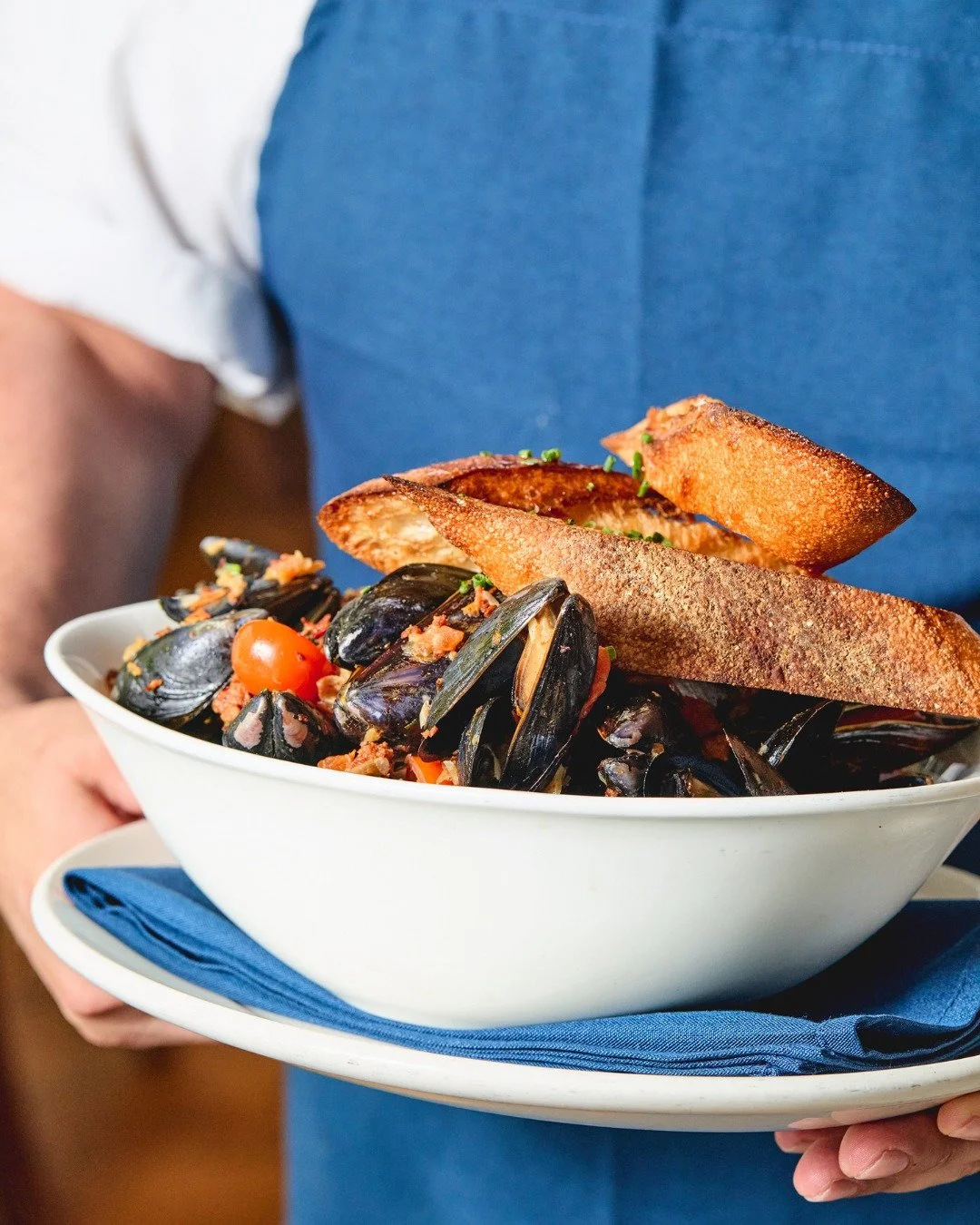 Maine Mussels | chorizo, chipotle cream, dill, grilled baguette 

Available daily at lunch.

📸 @briansamuelsphotography