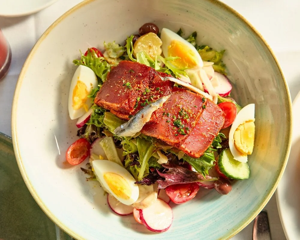 POV: Seared Tuna Ni&ccedil;oise for lunch at The Banks. Ros&eacute; optional&hellip; but highly encouraged.

📸 @briansamuelsphotography