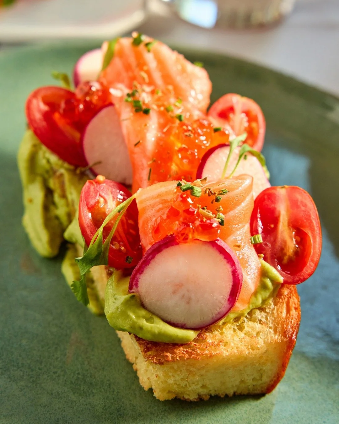 Avocado Toast | smoked salmon, brioche, tomato, tobiko

📸 @briansamuelsphotography