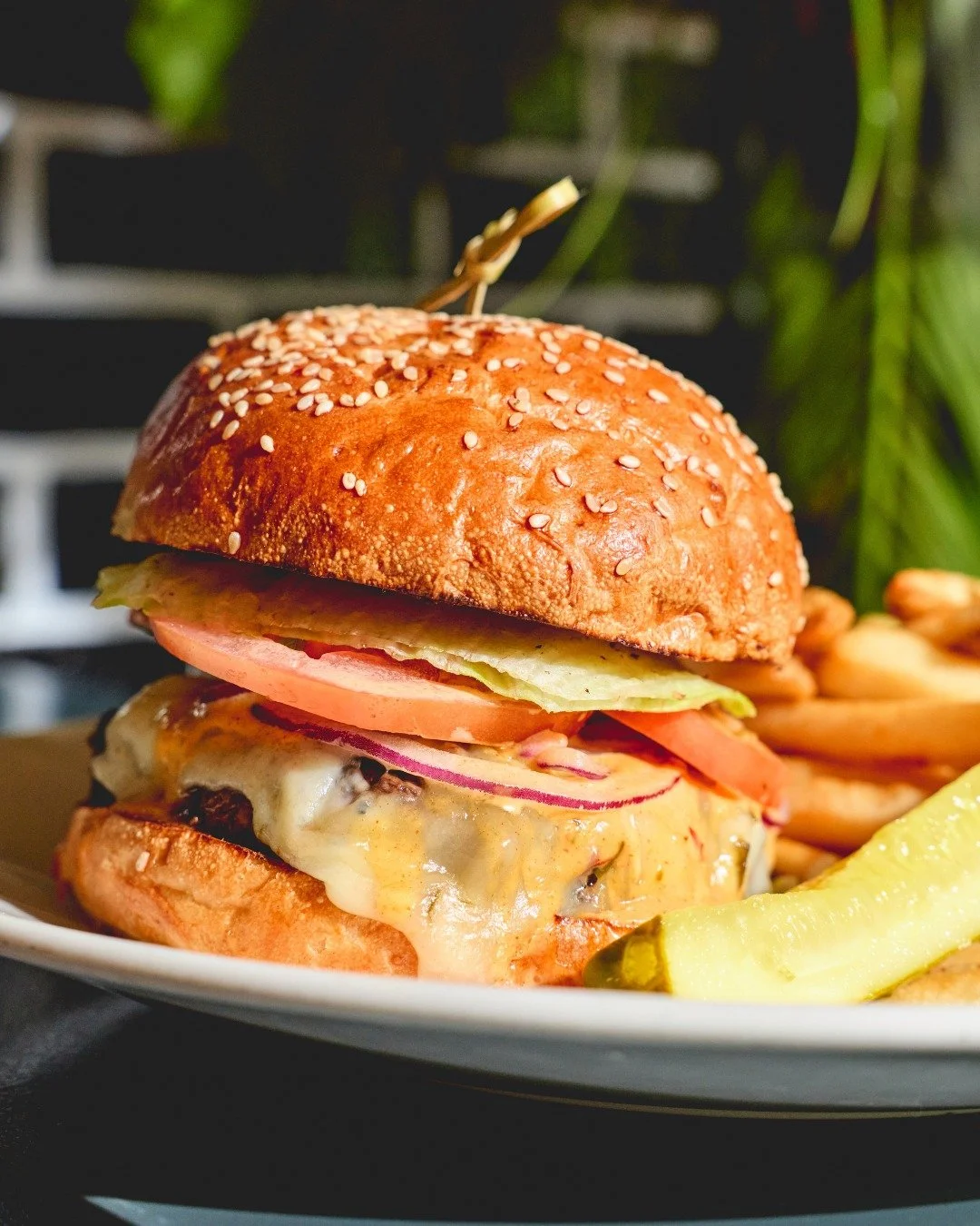 Weekends are for big, juicy burgers. We'll see you for brunch.

📸 @briansamuelsphotography