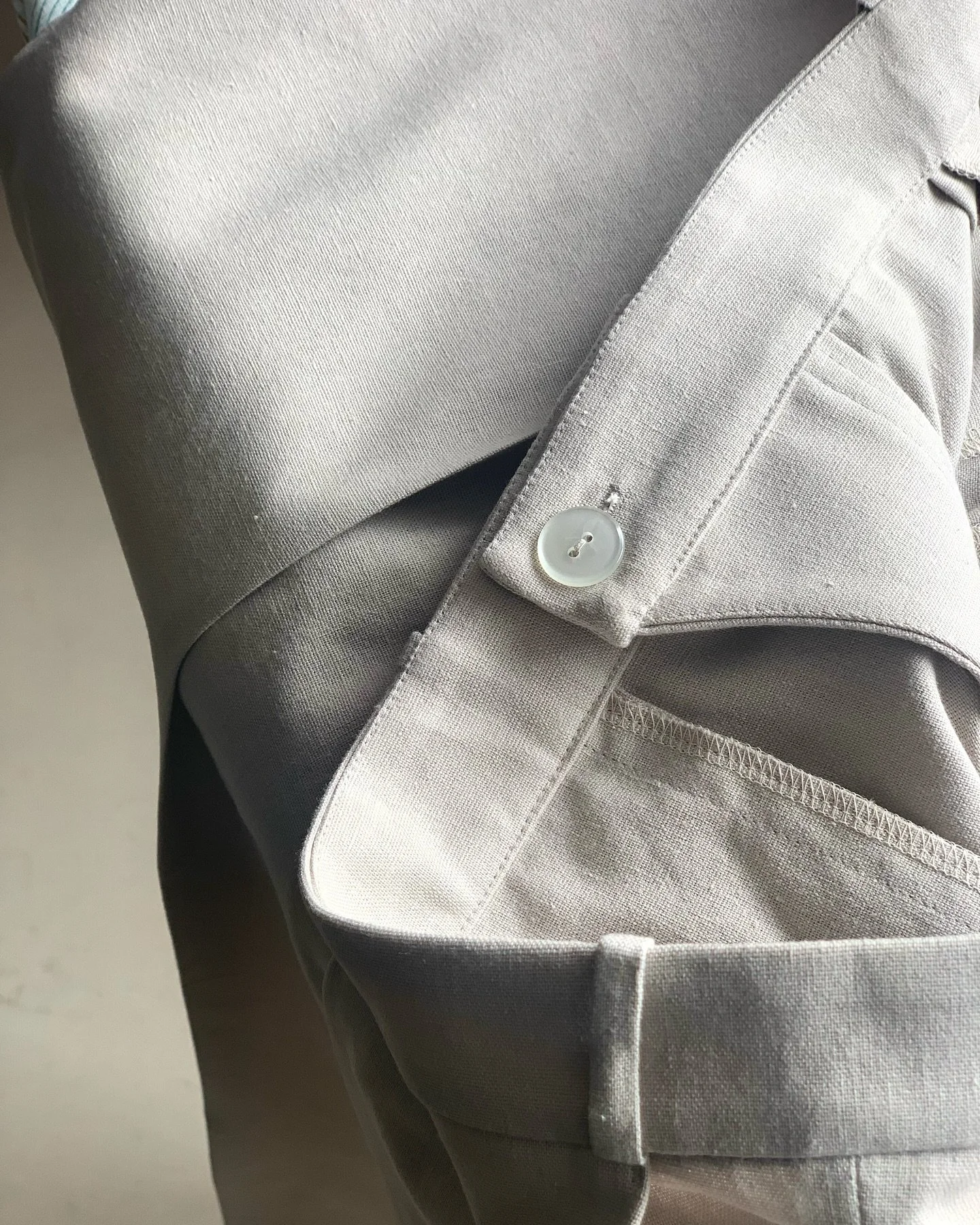 Details. 

Bundfaltenhose, Viskose und Leinen Mix.