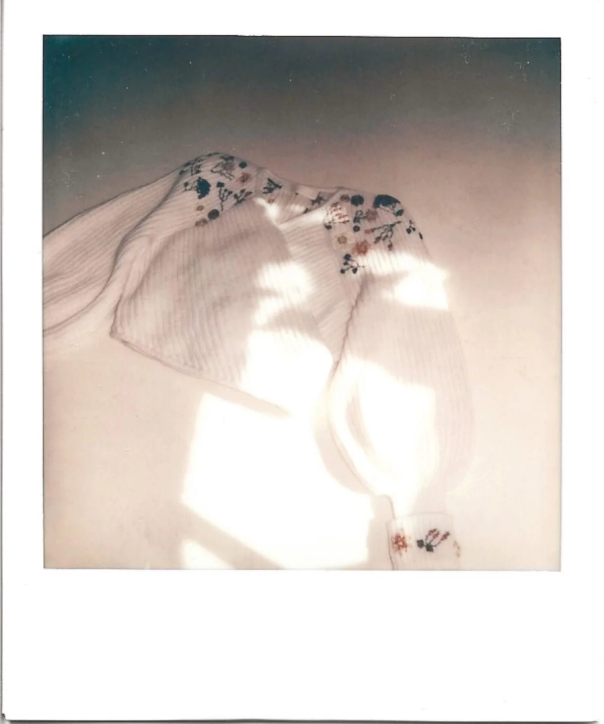 Wickeljacke aus Merinowolle mit bunter Blumenstickerei - f&uuml;r Christina. 🌼

#handknitted #flowerembroidery