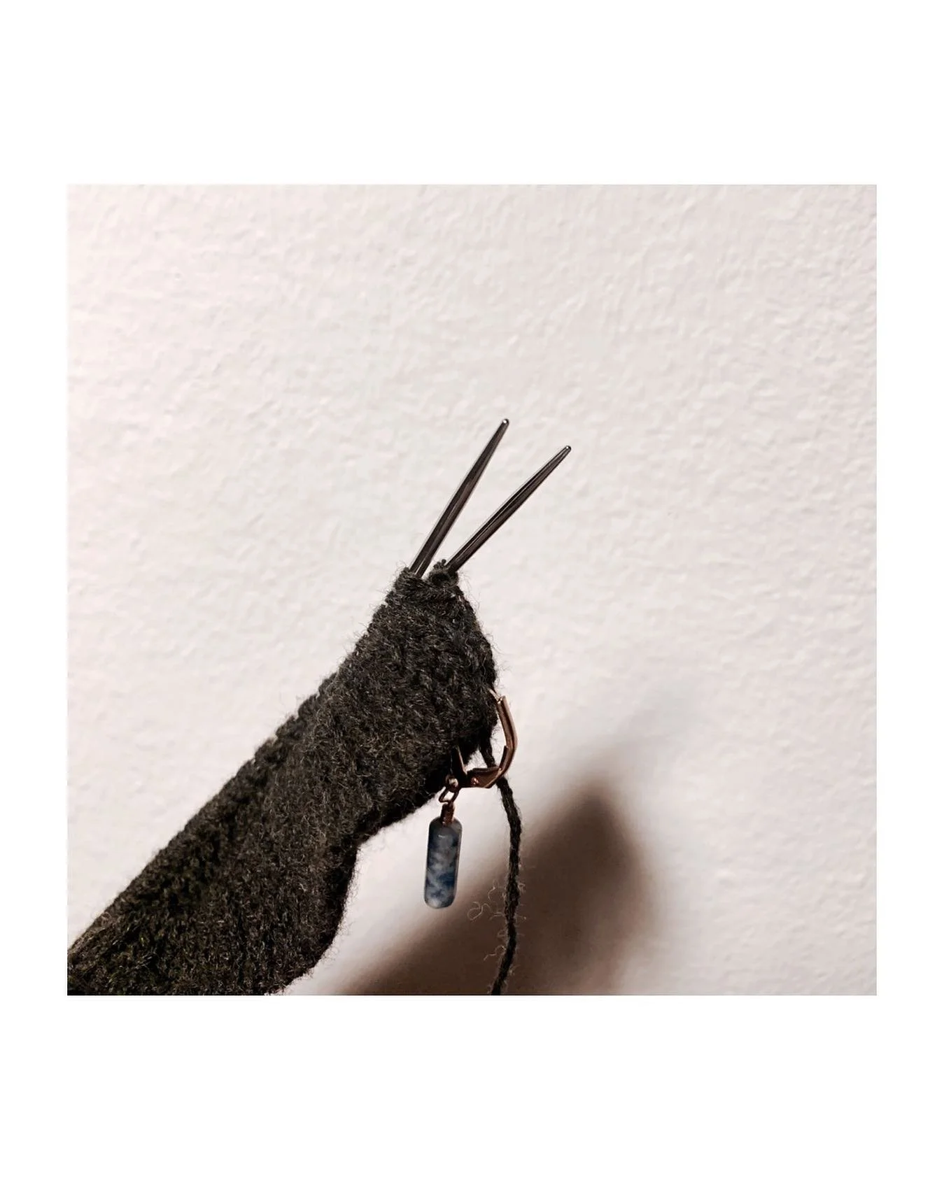 Die n&auml;chste M&uuml;tze auf sehr d&uuml;nnen Nadeln. 💚

#knittersofinstagram #knitknitknit #slowmade #handgestrickt #briocheknitting #knittedwithlove #handgemacht #customknit