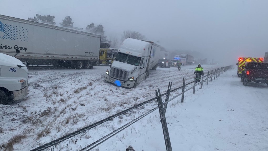 Highway 402 cerrada y 401 con paso restringido por accidente