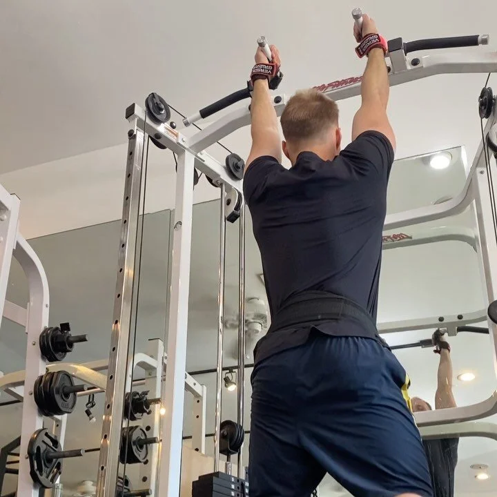 Week 1 day 2 of this mesocycle- This session I trained Back, Shoulders, delts and glutes:

Neutral grip pull up: BW+30x8, BW+25x7
One arm underhand cable row: 150x14,12
Super ROM laterals: 20x20,12. 15x20,14
Cable curls: 140x17,11, 130x12,10
3 sets w