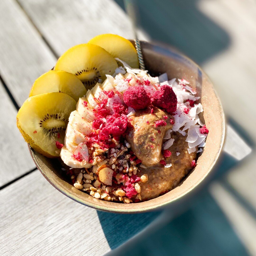 Anyone up for some Maple Almond Butter porridge this morning? A perfect way to kickstart your day! ❤️

Recipe (serves 1):
🔸1/2 cup of steel cut oats 
🔸1 1/2 cup of oat milk 
🔸1/2 tsp of cinnamon 
🔸1 Tbsp maple syrup 
🔸1/2 tsp vanilla essence 
🔸