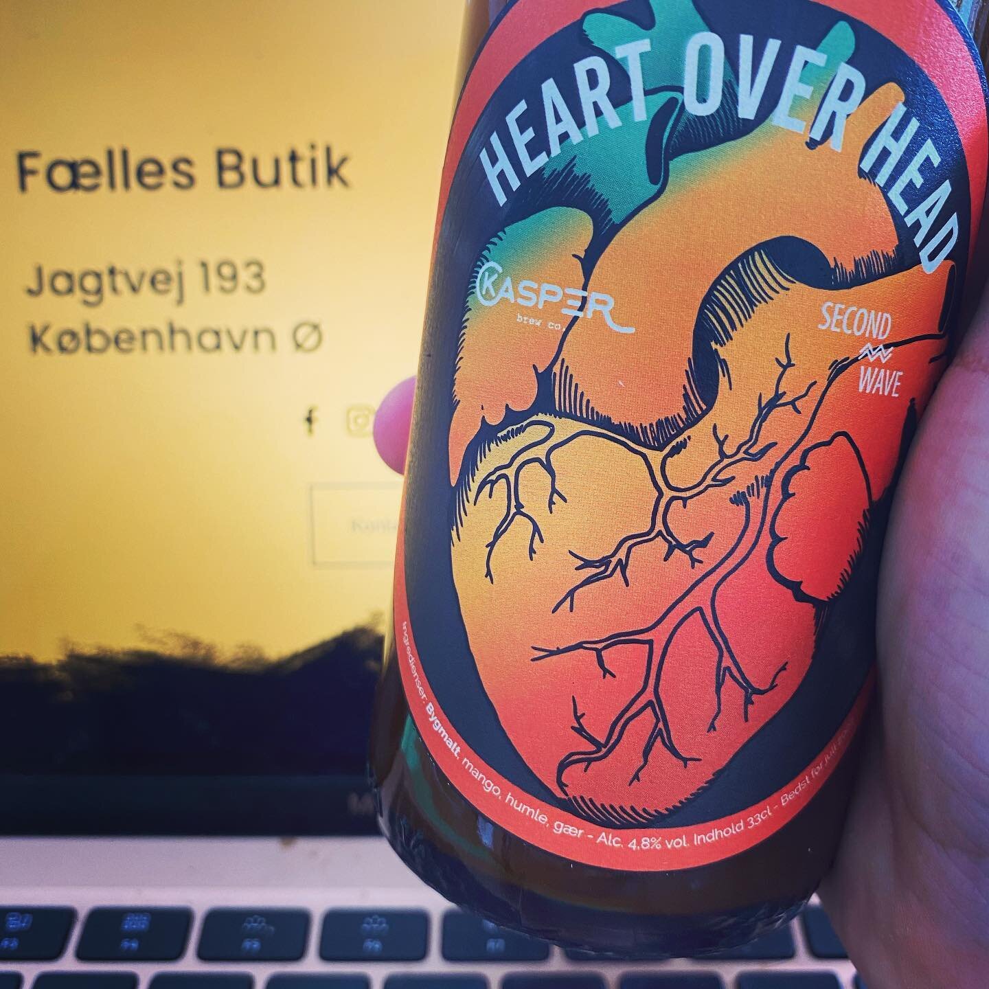 Updating the website and having a fitting beer for the occasion! Still torst in love with this little mango beast 🥰