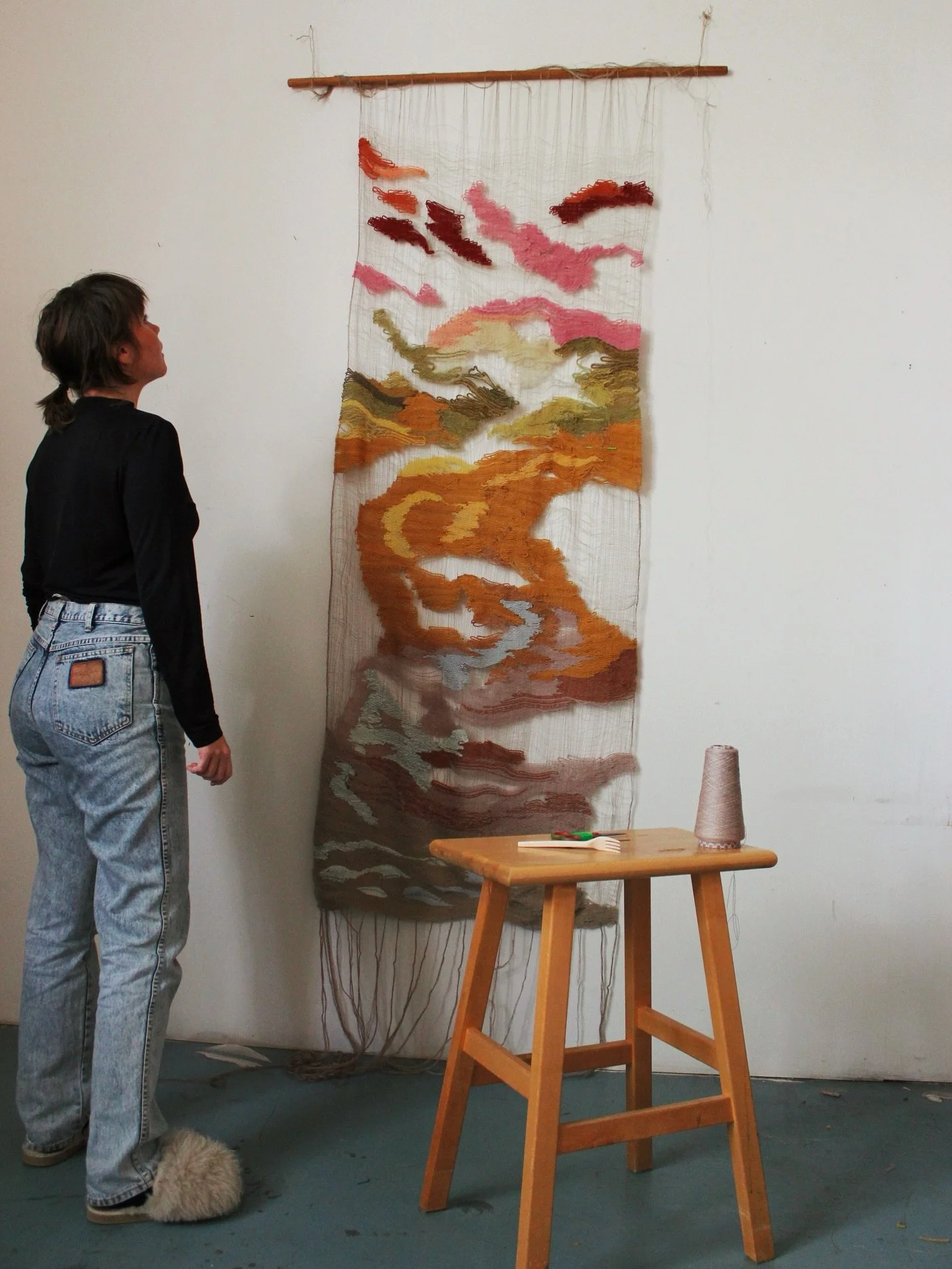 wool x textile 23/100

80x190 cm
handwoven in loom, 2025
vintage thread, linen and naturally dyed wool

On show @makesouthwest 💚

The Dyer&rsquo;s Web is woven with a warp made out of recycled wool threads. The old fragile yarn breaks during the pro