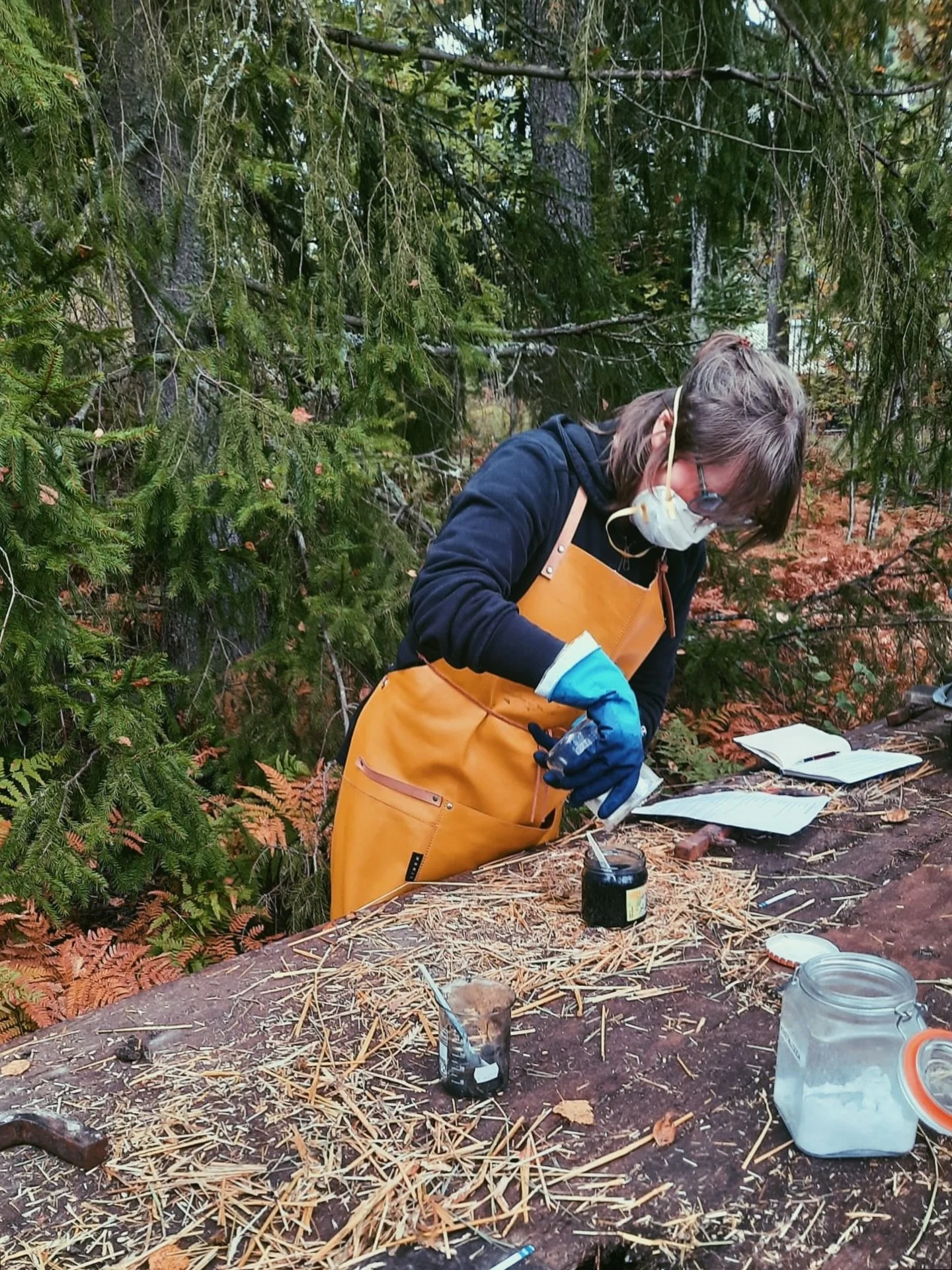 wool x textile 24/100

This is how one can look when working with indigo💙🩵💚 Remember the safety when you are dealing with pigments in powder form✨
Swipe to see some dyed yarn

#indigodyeing #indigov&auml;rj&auml;ys #indigof&auml;rgning
