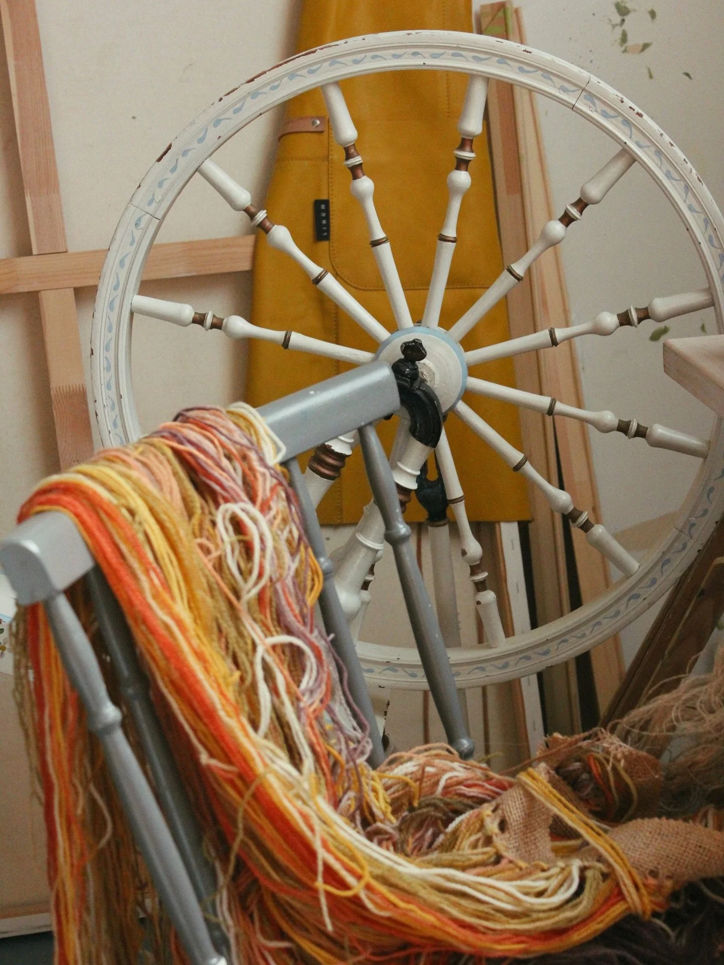 wool x textile 52/100

finishing the last assignments and deadlines for uni this week. my head feels like these threads, thrown on a chair.. not really knowing where to start🥲

#naturallydyedyarn #naturallydyedwool #plantdye