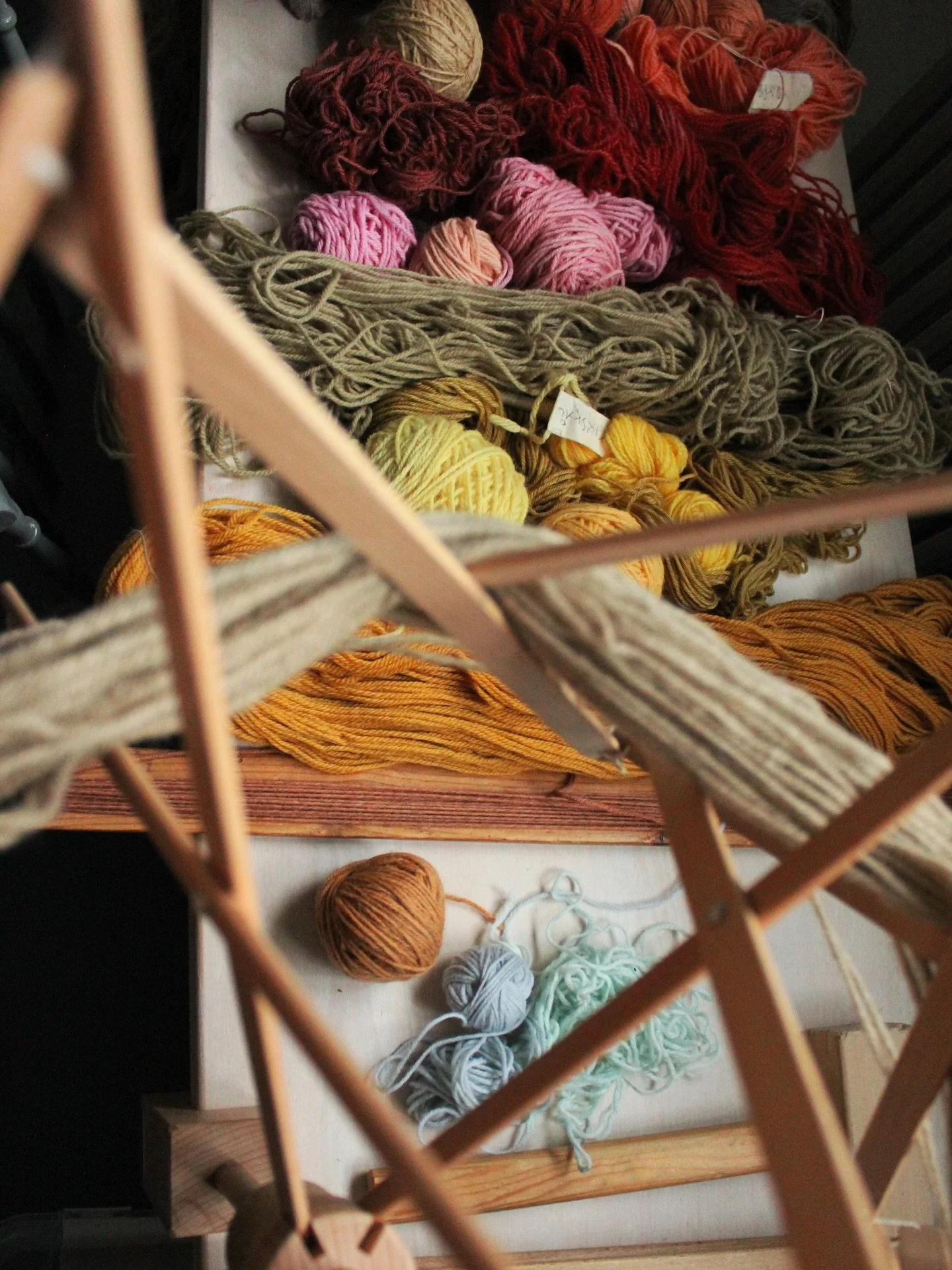 wool x textile 54/100

Midwinter holiday around the corner, I think I&rsquo;ll might put a mushroom brew on and dye some yarn🍄😍🧶

#f&auml;rgh&auml;xa #v&auml;rj&auml;rinoita #dyewitch #kasviv&auml;rj&auml;tytlangat