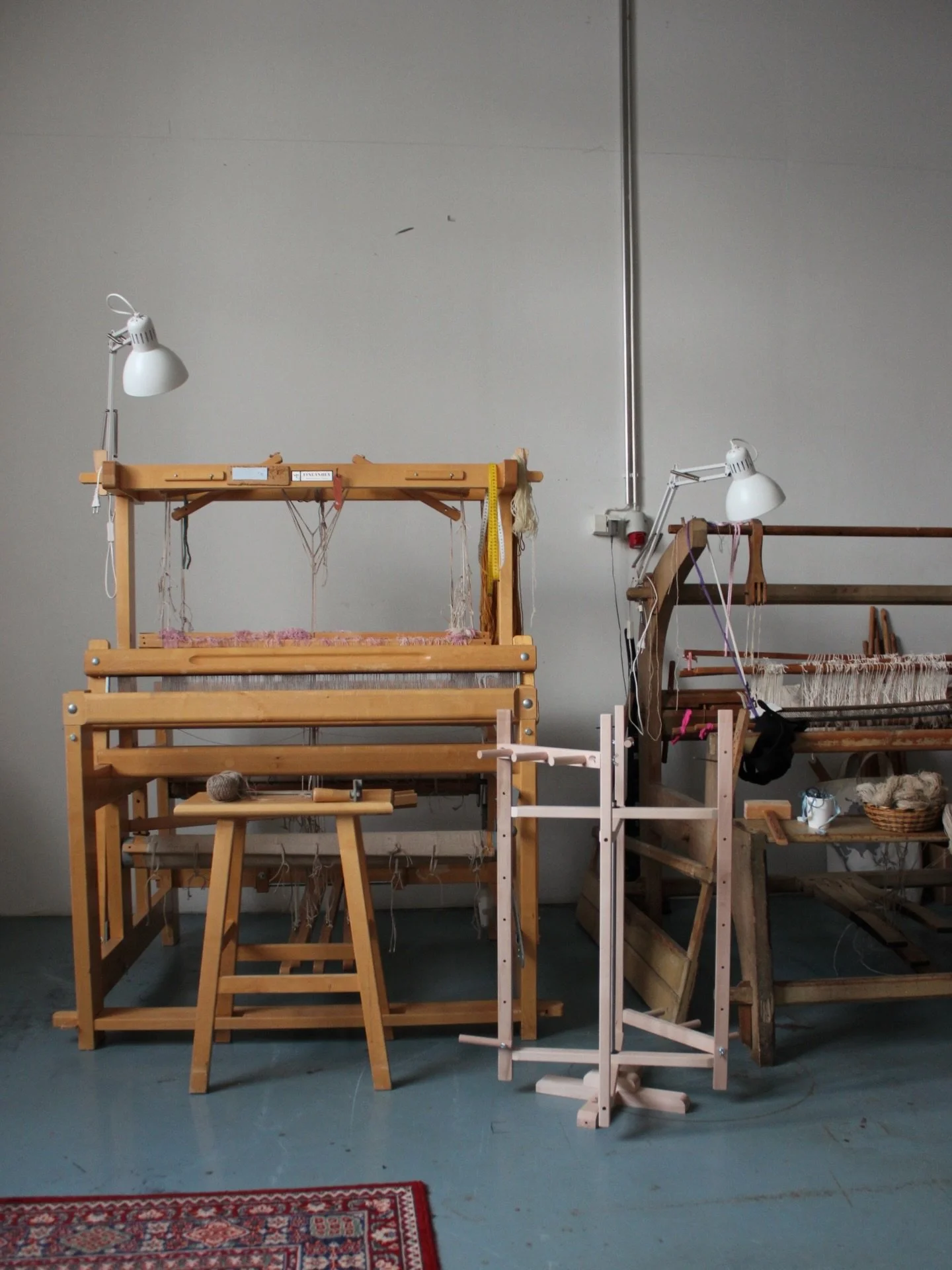 wool x textile 81/100

off to turku for some studies. my varpapuu is waiting for her warp. the loom on the right is a homemade from 1900✨ she will weave mats in a nearby future✨

#varpapuu #varpapuuloom #loomweaving #looms