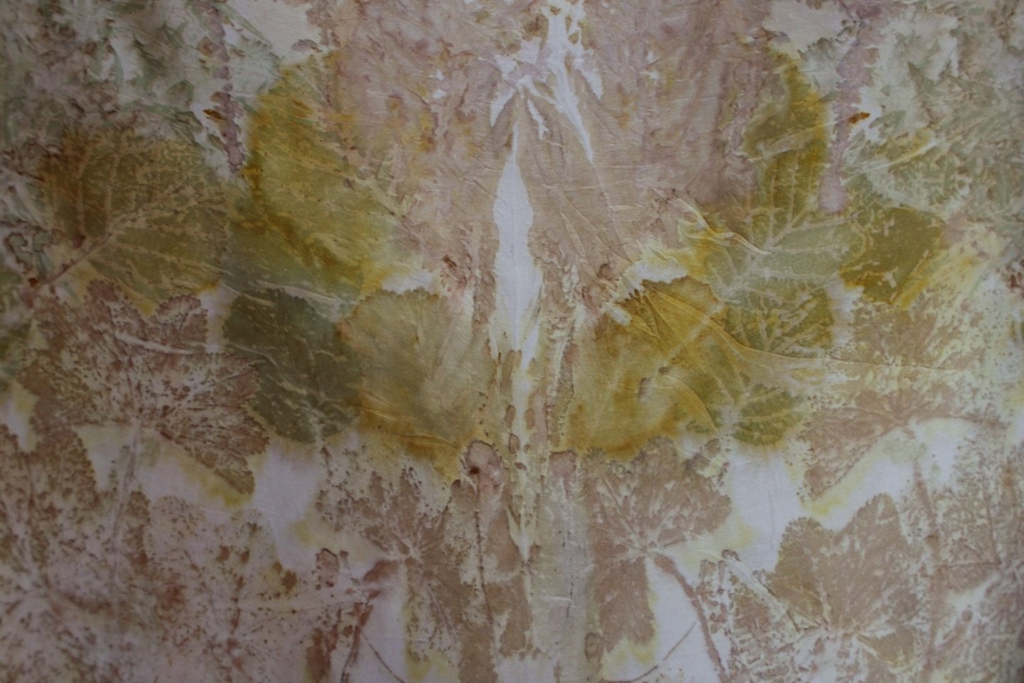 wool x textile 90/100

botanical print on silk✨ I&rsquo;ll try out some new techniques this year, with inspiration from @thedogwooddyer 🩷

#botanicalprint #plantdye #plantdyedsilk