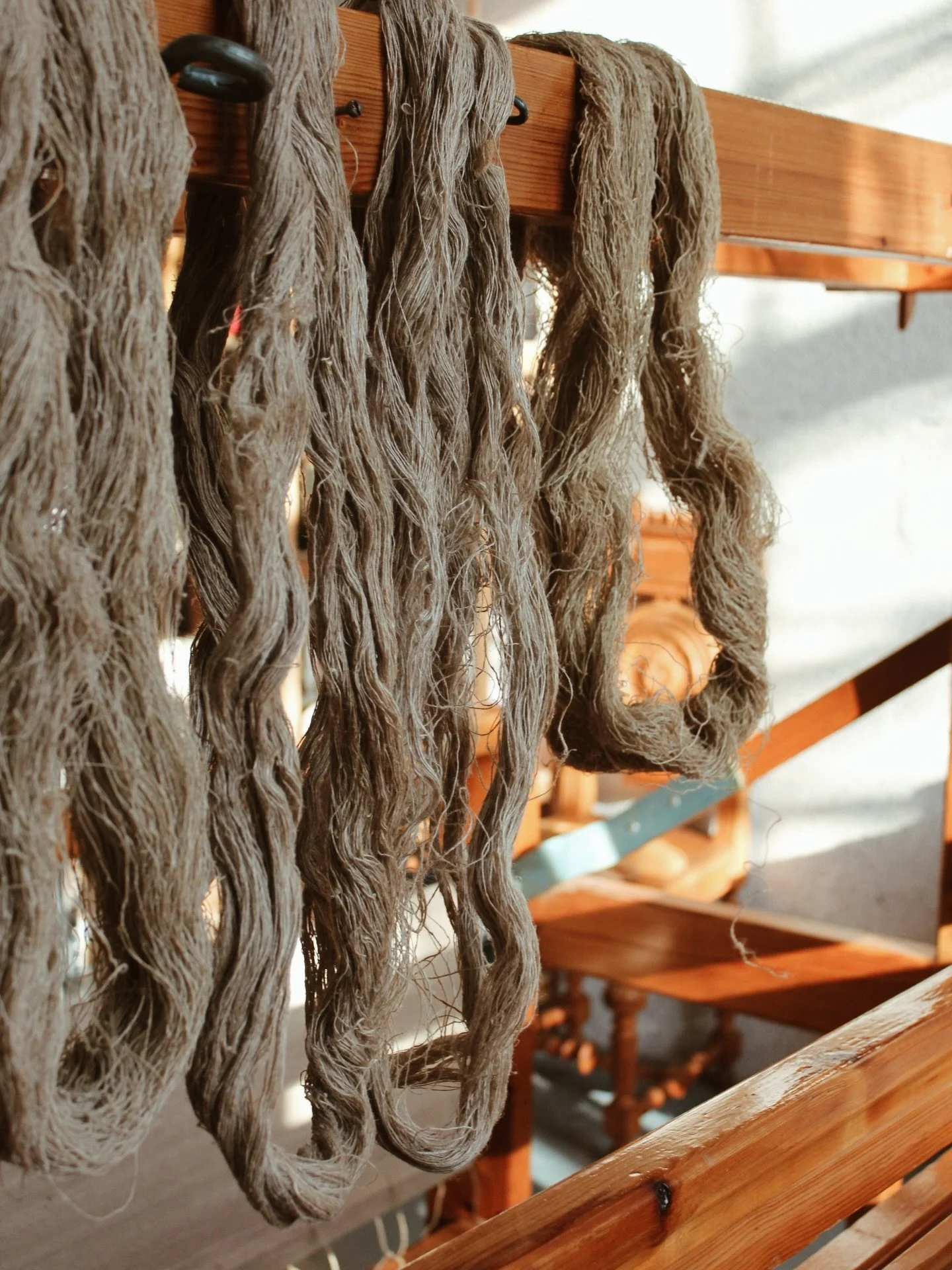 handspunnen lintr&aring;d
fr&aring;n lin f&aring;r man fibrer och kan v&auml;va linnetyg. linfr&ouml;n &auml;r rika p&aring; omega 3 och vi kan ocks&aring; utvinna linolja och skapa f&auml;rg, tv&aring;l eller vax. 

Magiska f&ouml;rest&auml;llningar